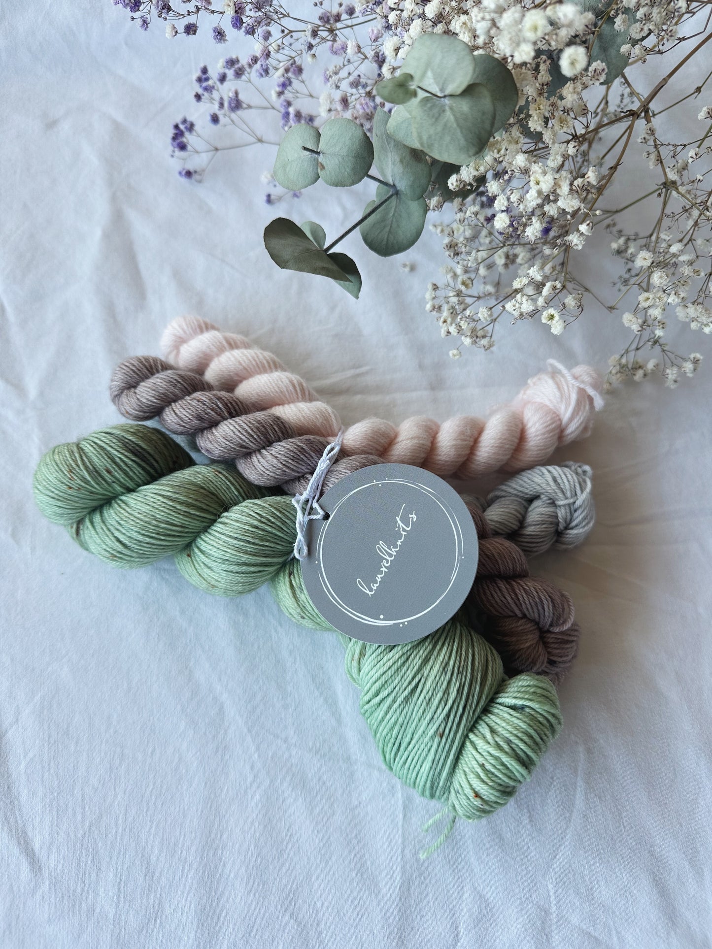 Kuvassa on Armiyarns-x-Laurelknits-lahjapakkauksen Laurelknits Supersock-lankavyyhdit.