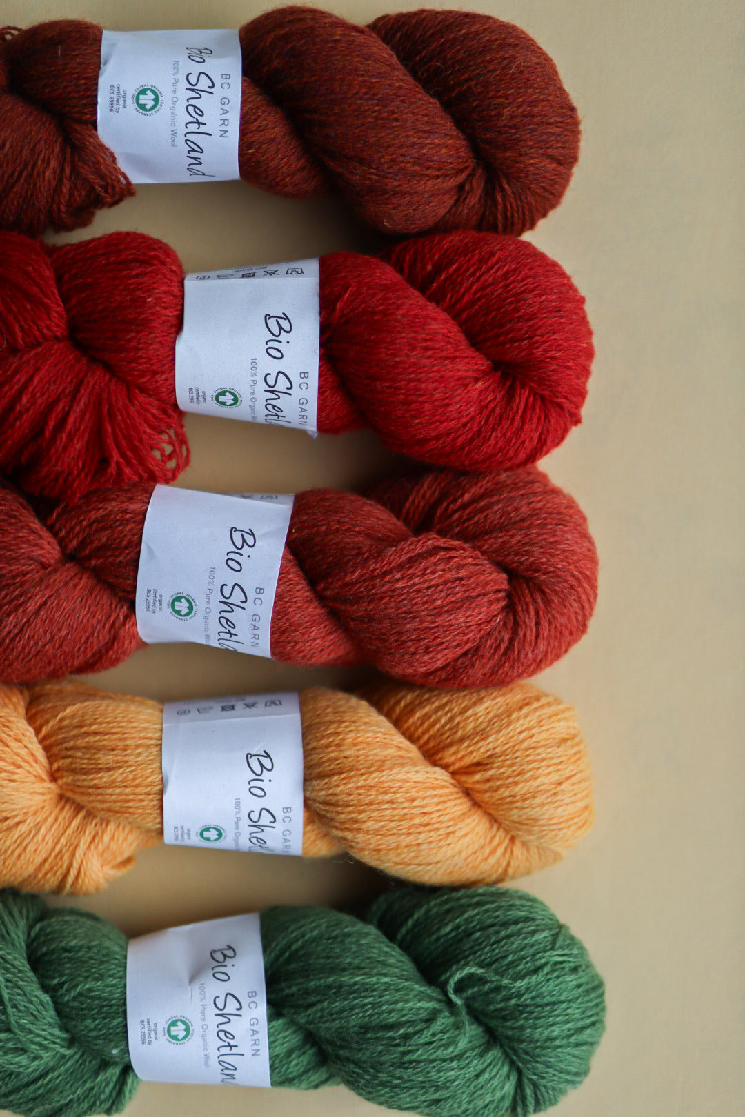 Kuvassa on BC Garn Bio Shetland GOTS -lankoja (yarn).