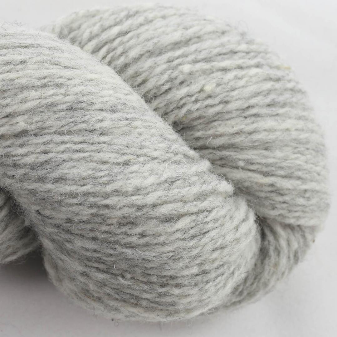 Kuvassa on BC Garn Loch Lomond GOTS -lanka värissä Silver.