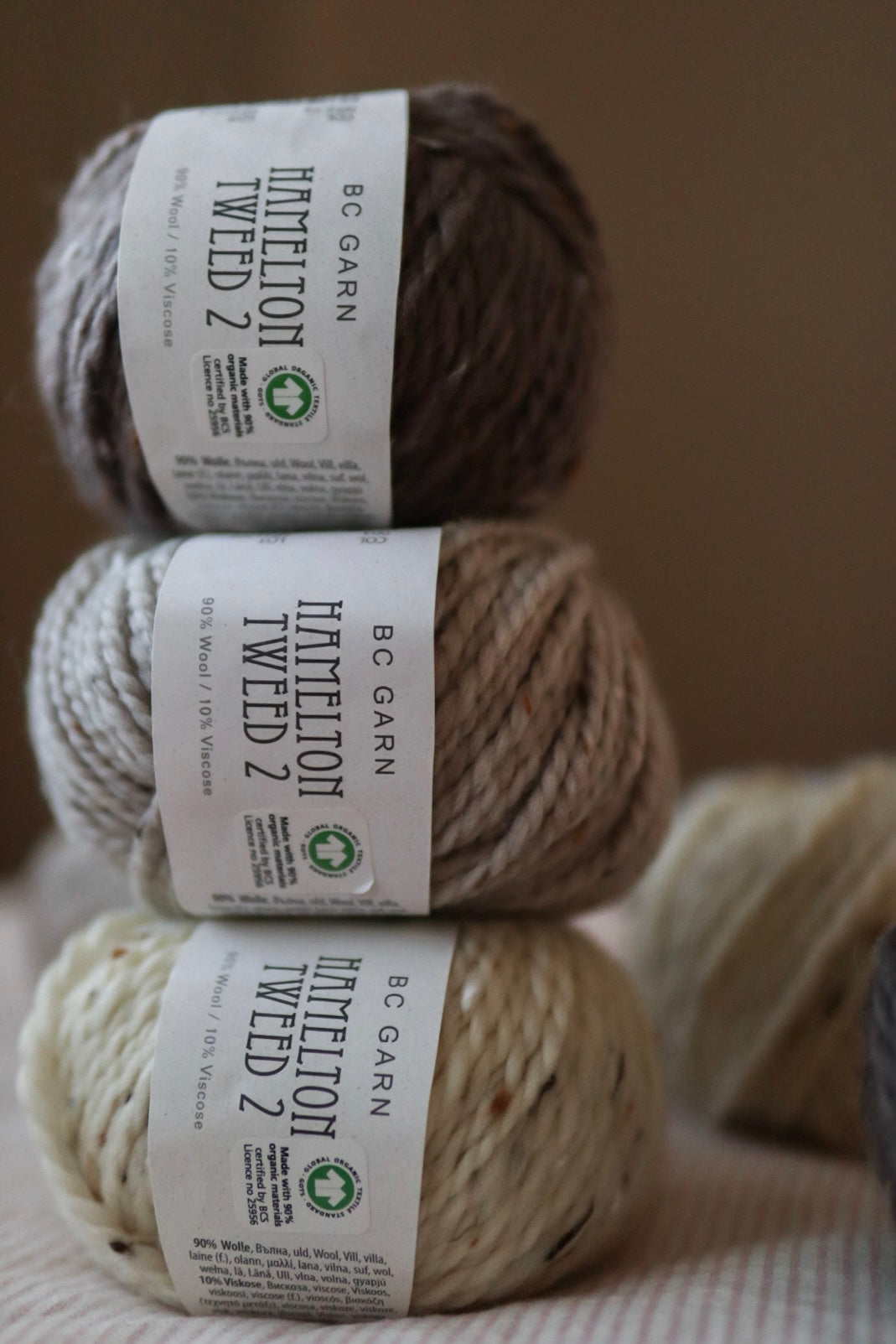 Kuvassa on BC Garn Hamelton Tweed 2 -lankoja.