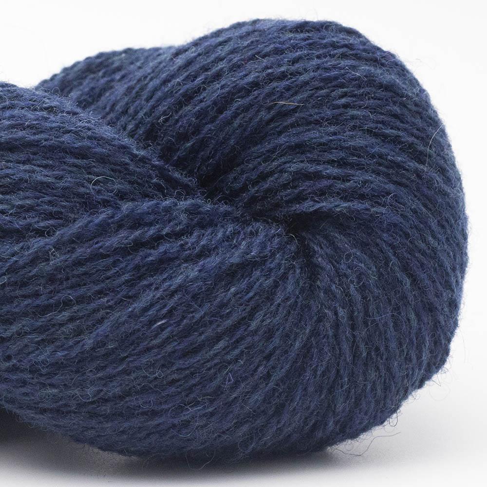 Kuvassa on BC Garn Bio Shetland GOTS -lanka (yarn) värissä Deep Sea.
