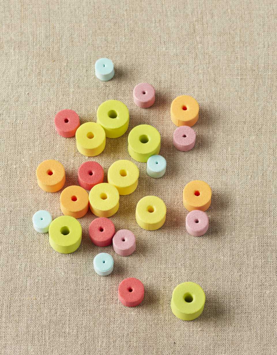 Kuvassa on Cocoknitsin värikkäät silmukkastopperit (stitch stoppers).