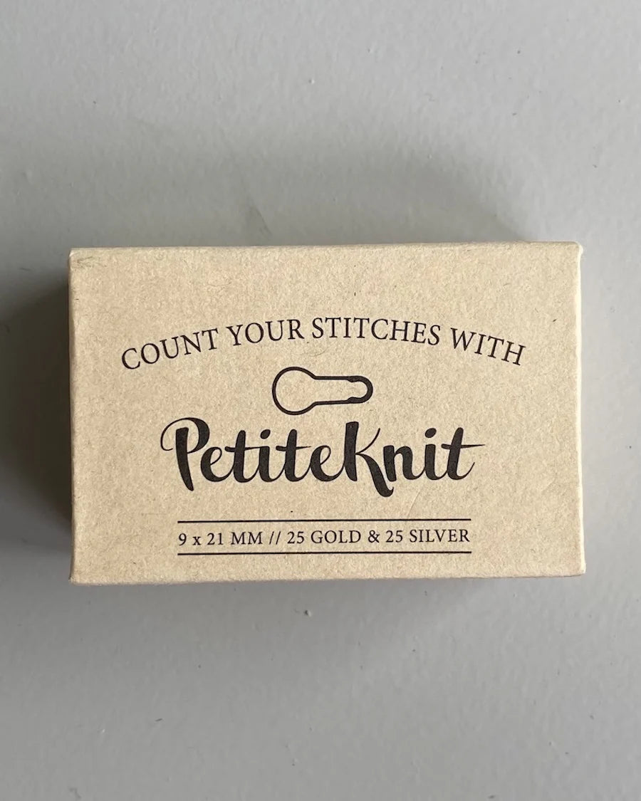 Kuvassa on PetiteKnit "Count Your Stitches With PetiteKnit" silmukkamerkkisetti.