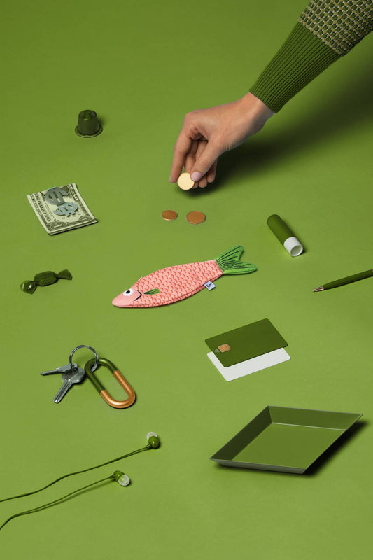 Kuvassa on Don Fisherin kala-aiheinen vaaleanpunainen kardinaalikala-puikkopussi neulojalle (fish purse cardenal).