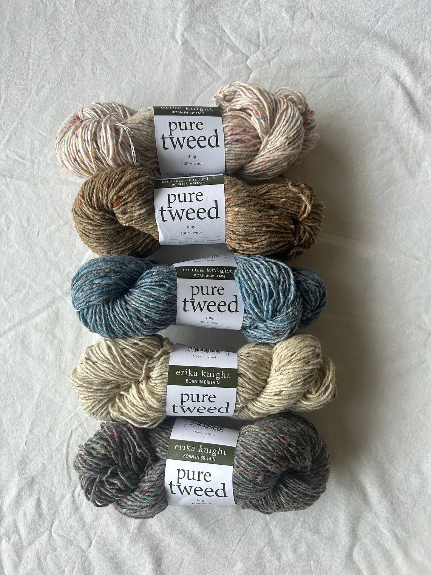 Kuvassa on Erika Knight Pure Tweed -langat (yarn).