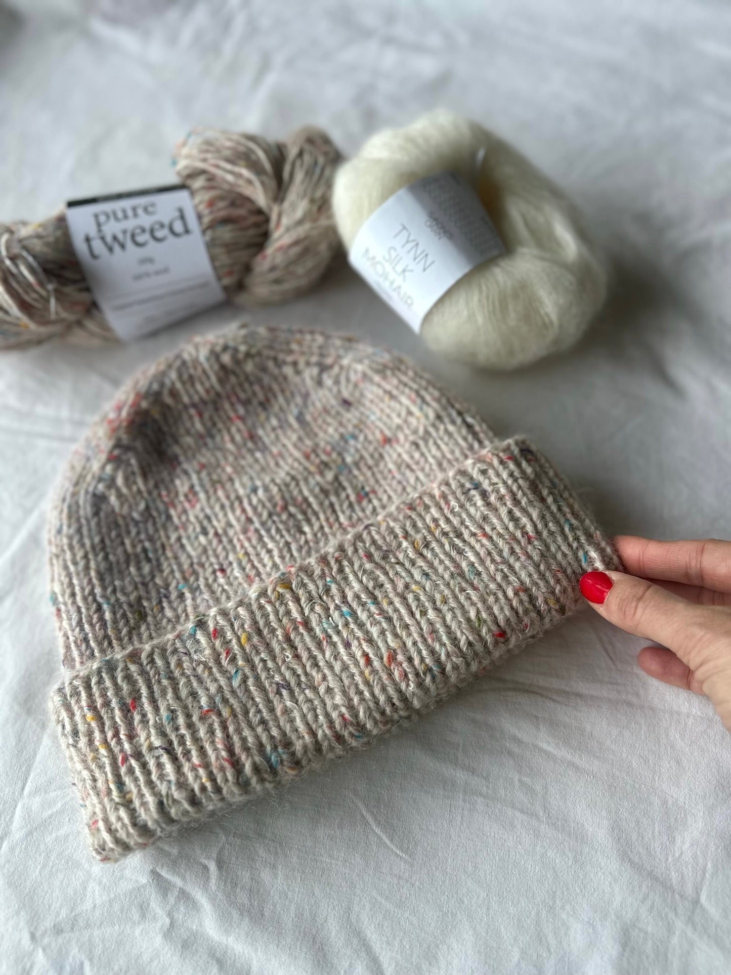 Kuvassa on Erika Knight Pure Tweed -langasta neulottu pipo.