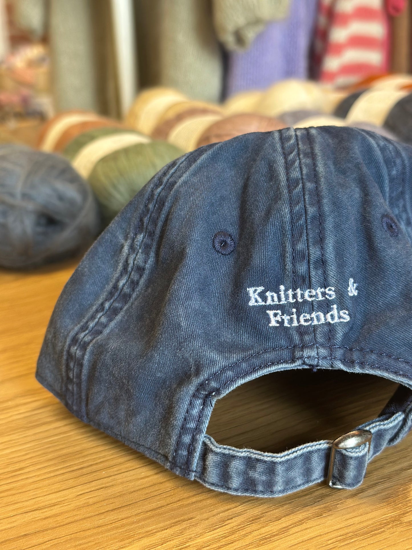 Knitters & Friends -lippalakki, never not knitting