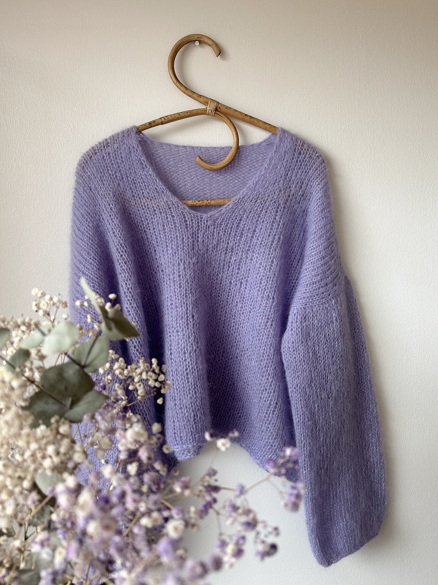 Kuvassa on Sandnes Garn Facile weater neulottuna kolminkertaisella Tynn Silk Mohair -langalla.
