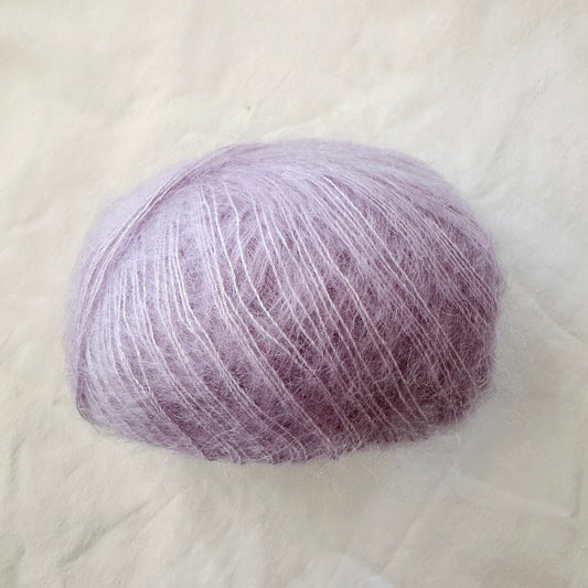 Kuvassa on Gepard Garn Kid Seta -silkkimohairlanka (yarn) sävyssä 1230 Light Purple.