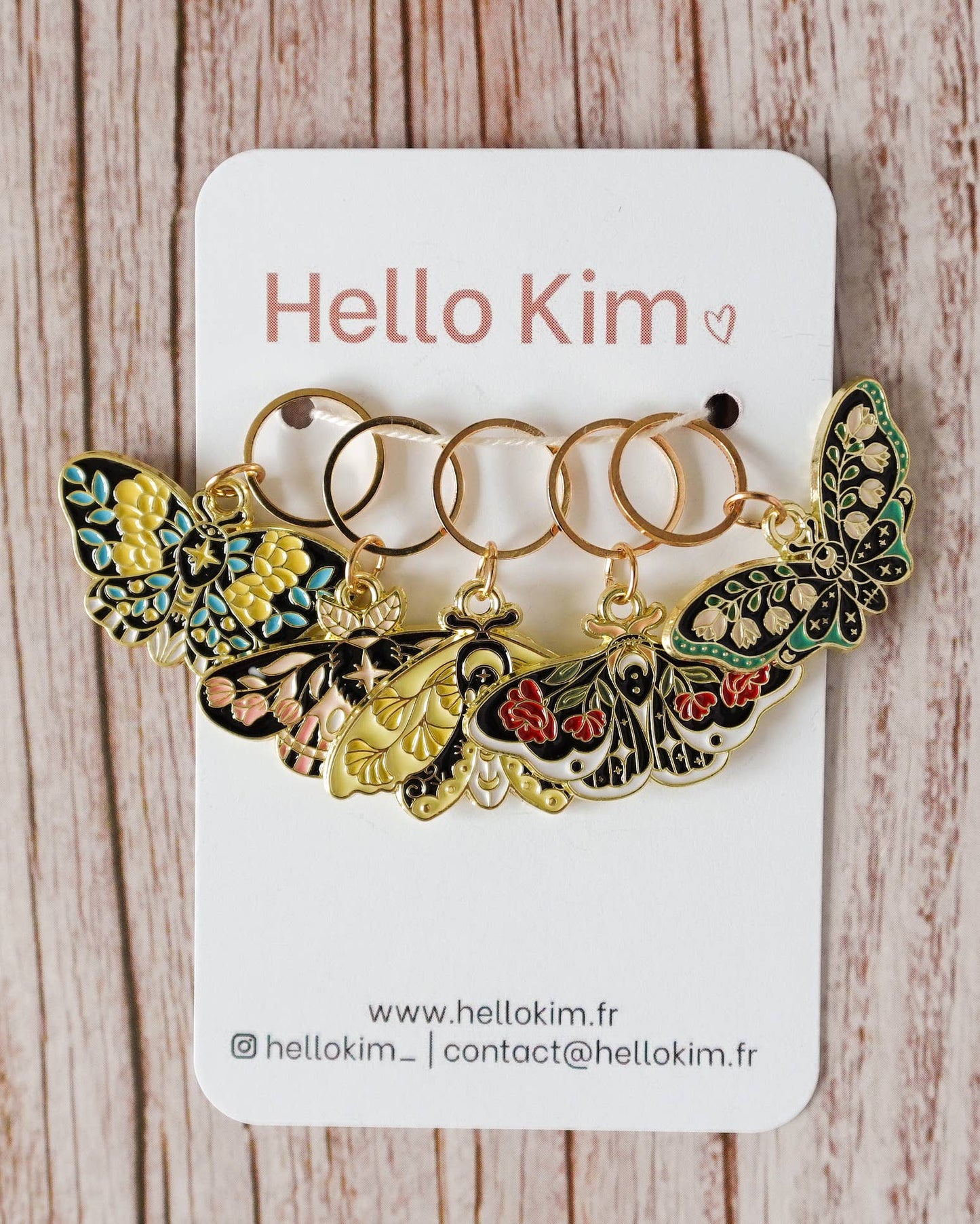 Kuvassa on Hello Kim Butterflies -Perhoset -silmukkamerkkisetti (stitch marker).