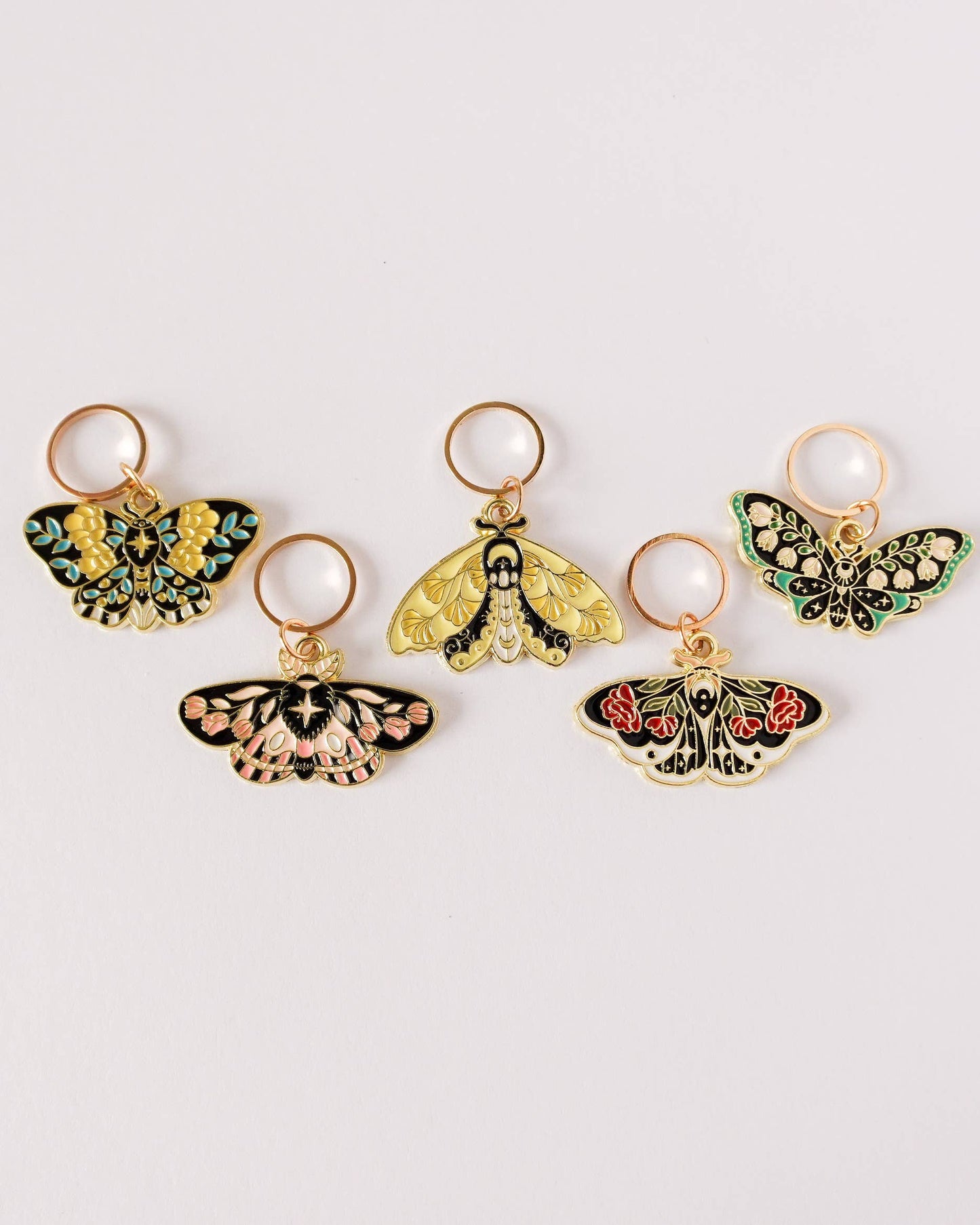 Kuvassa on Hello Kim Butterflies -Perhoset -silmukkamerkkisetti (stitch marker).
