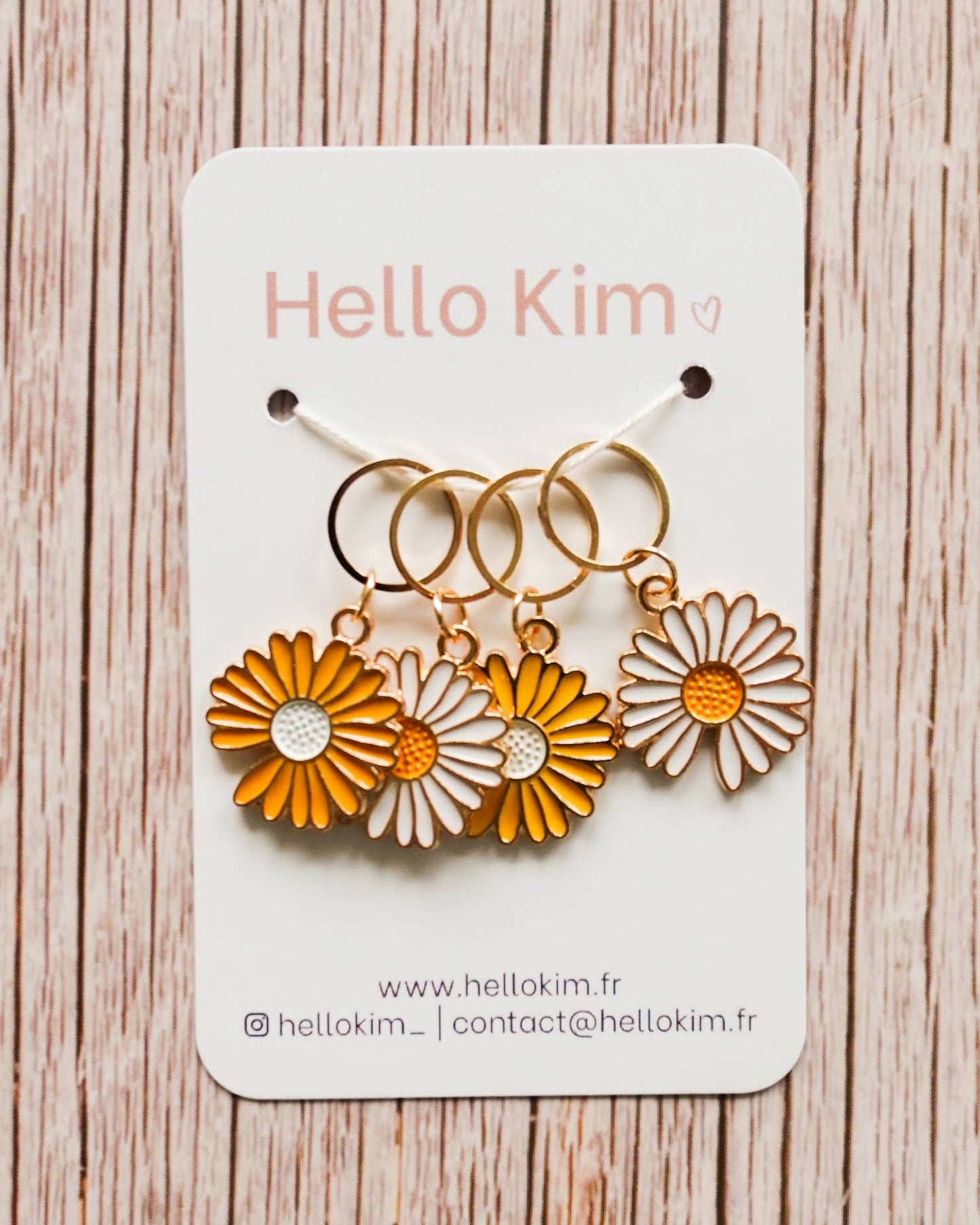 Kuvassa on Hello Kim Daisies #2 -päivänkakkara-silmukkamerkkisetti (stitch markers).
