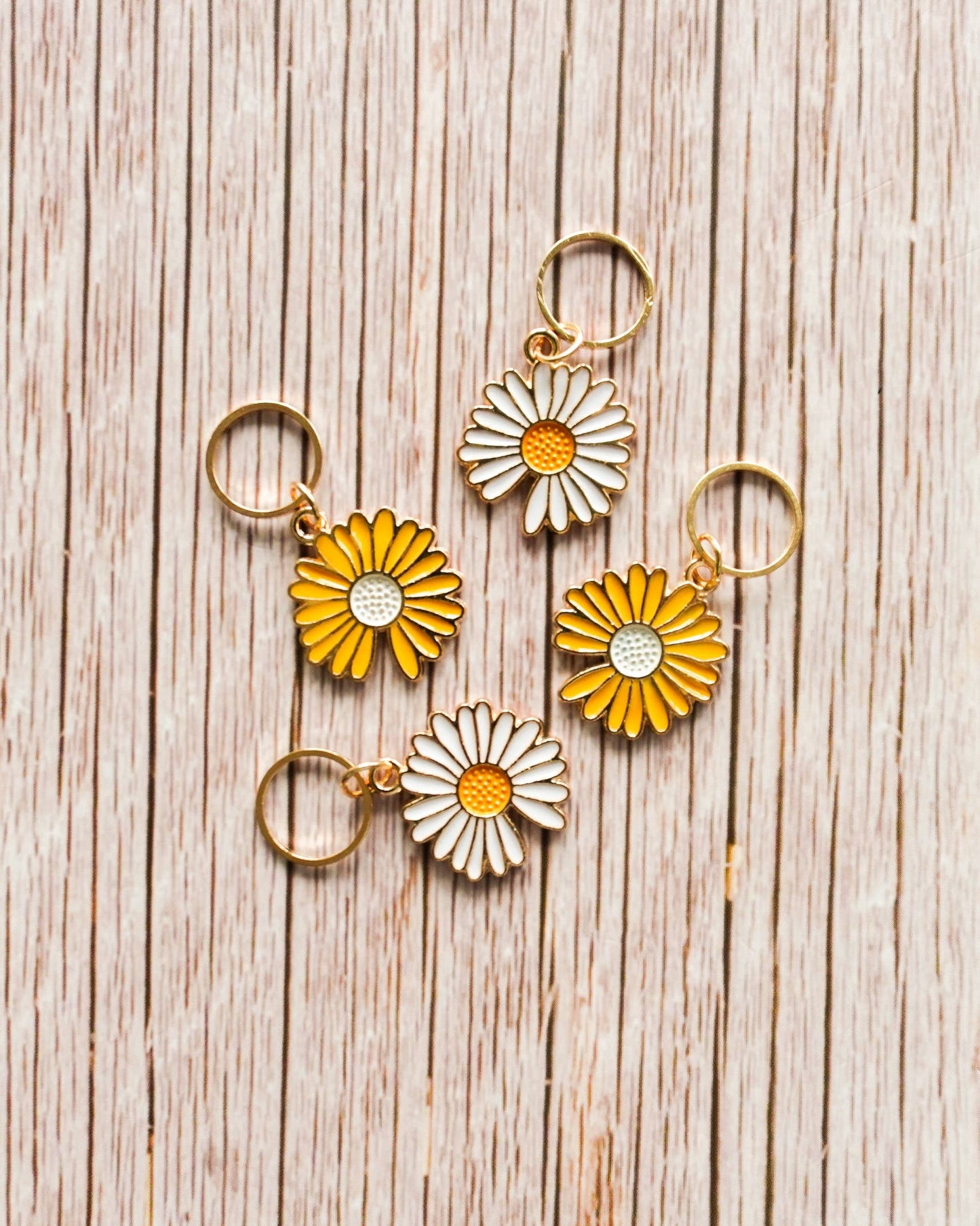Kuvassa on Hello Kim Daisies #2 -päivänkakkara-silmukkamerkkisetti (stitch markers).
