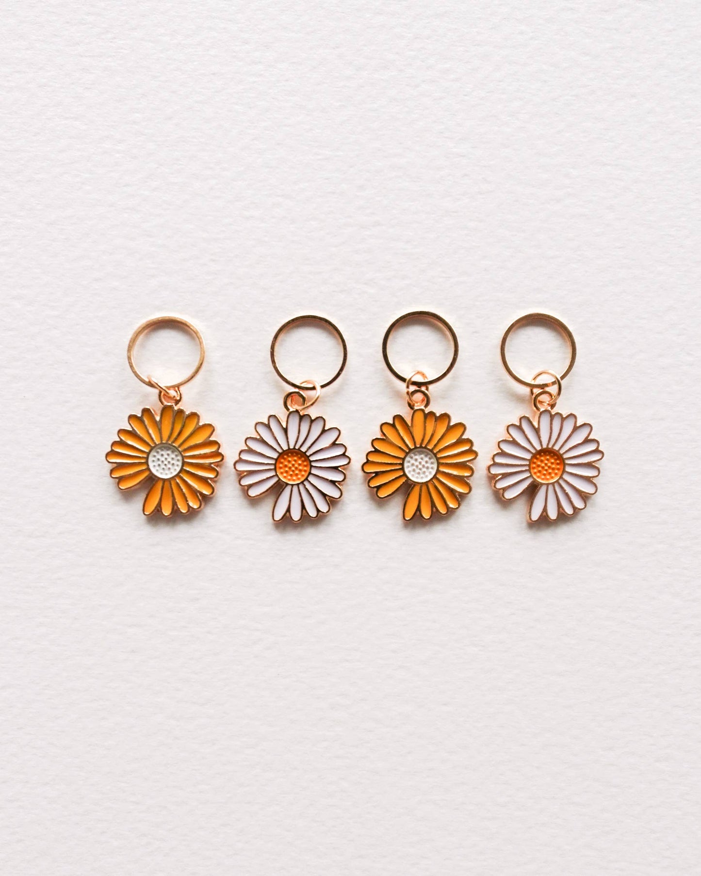 Kuvassa on Hello Kim Daisies #2 -päivänkakkara-silmukkamerkkisetti (stitch markers).