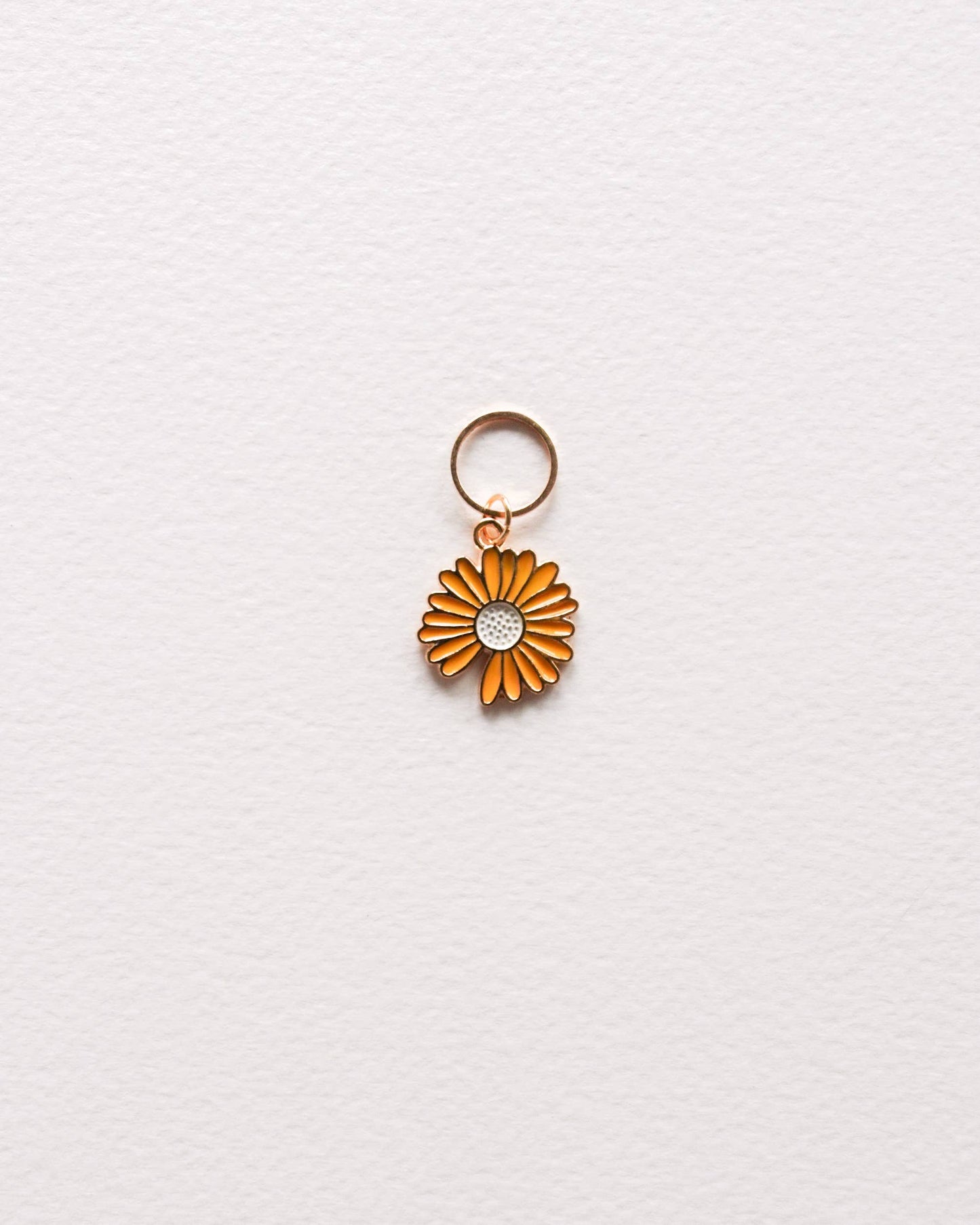 Kuvassa on Hello Kim Daisies #2 -päivänkakkara-silmukkamerkkisetti (stitch markers).