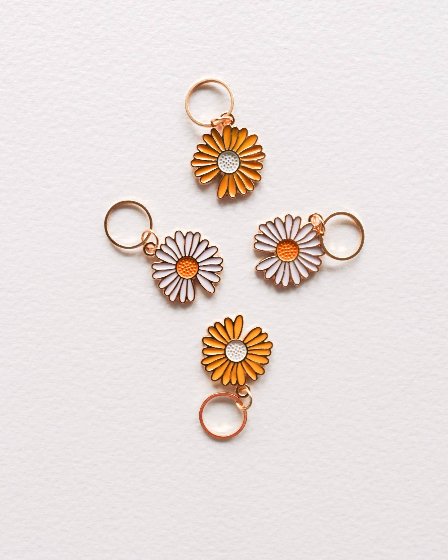 Kuvassa on Hello Kim Daisies #2 -päivänkakkara-silmukkamerkkisetti (stitch markers).