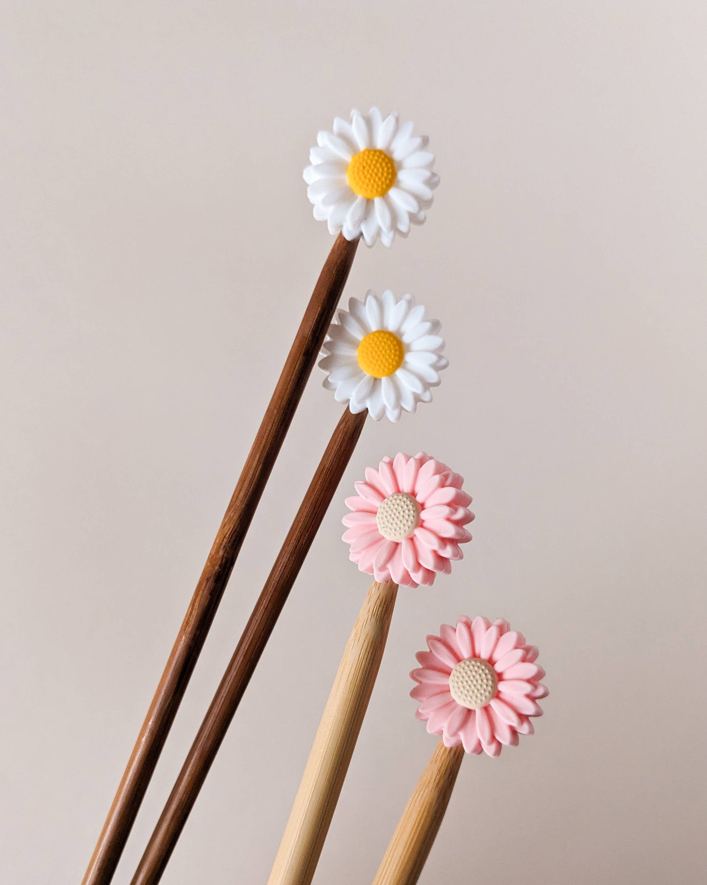 Kuvassa on Hello Kim Daisies -puikkosuojasetti (needle stoppers).