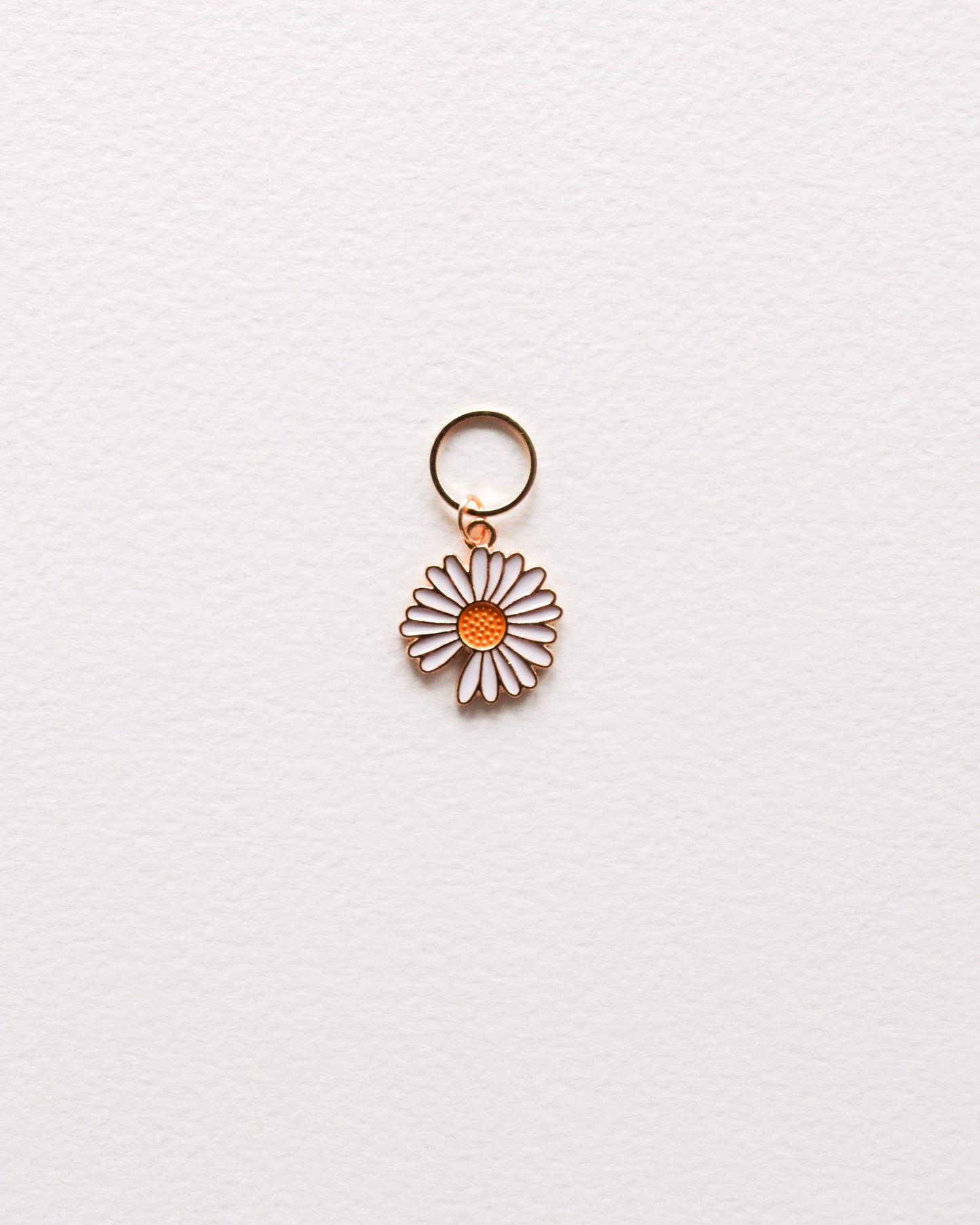 Kuvassa on Hello Kim Daisies #2 -päivänkakkara-silmukkamerkkisetti (stitch markers).
