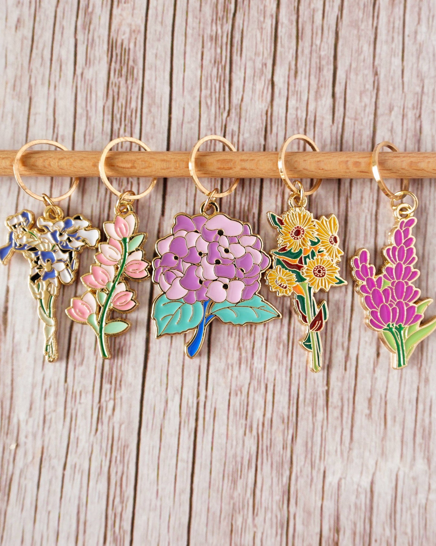 Kuvassa on Hello Kim Floral #2 -kukka -silmukkamerkkisetti (stitch marker).