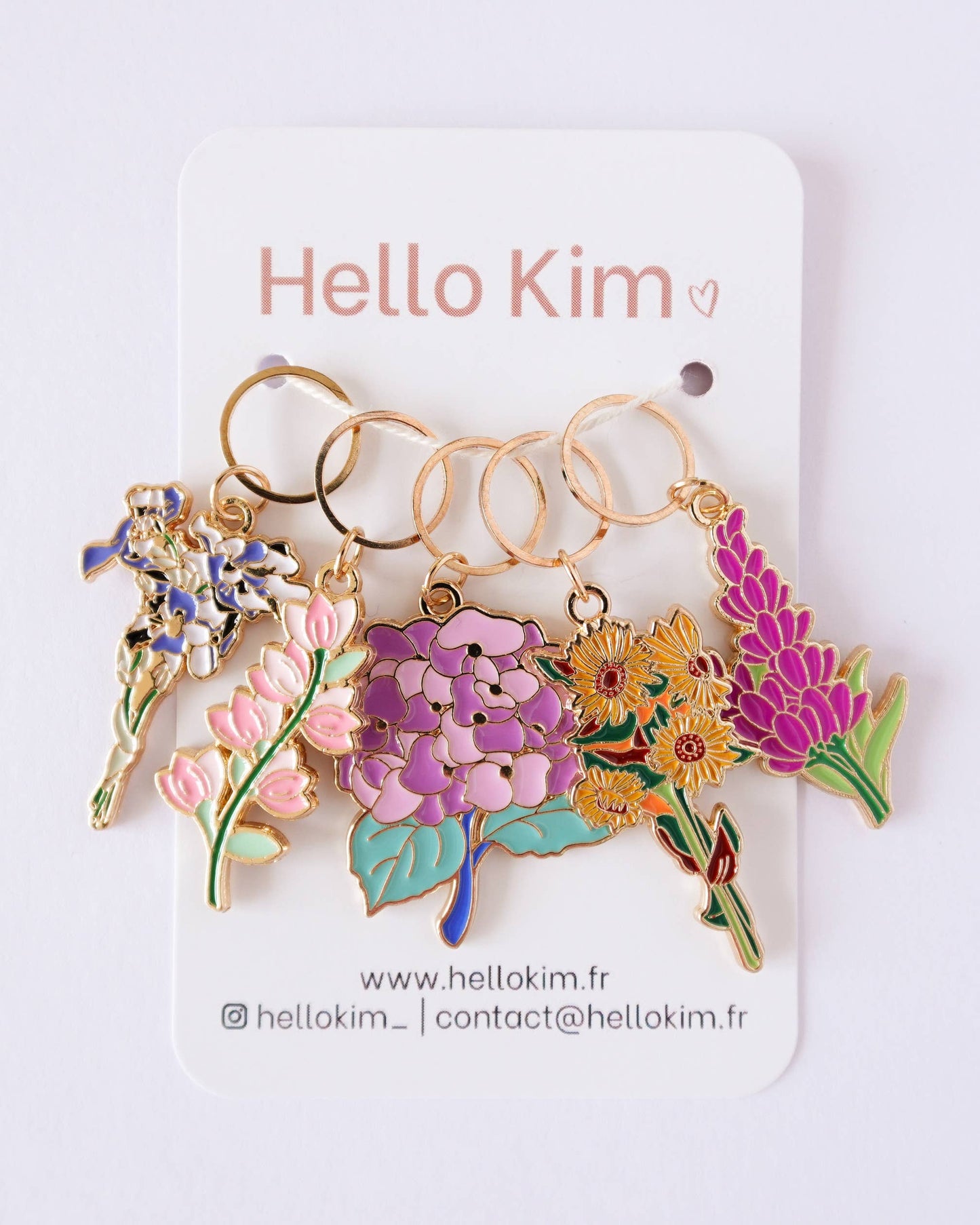 Kuvassa on Hello Kim Floral #2 -kukka -silmukkamerkkisetti (stitch marker).