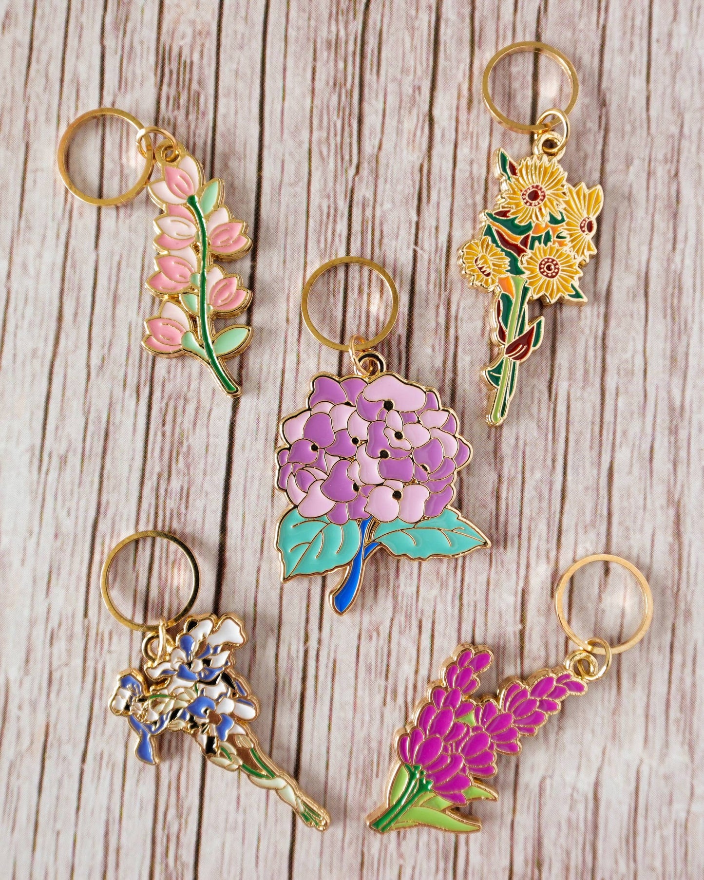 Kuvassa on Hello Kim Floral #2 -kukka -silmukkamerkkisetti (stitch marker).