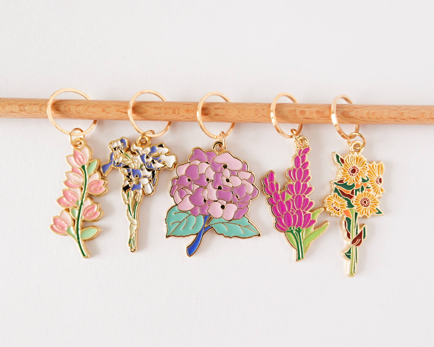 Kuvassa on Hello Kim Floral #2 -kukka -silmukkamerkkisetti (stitch marker).