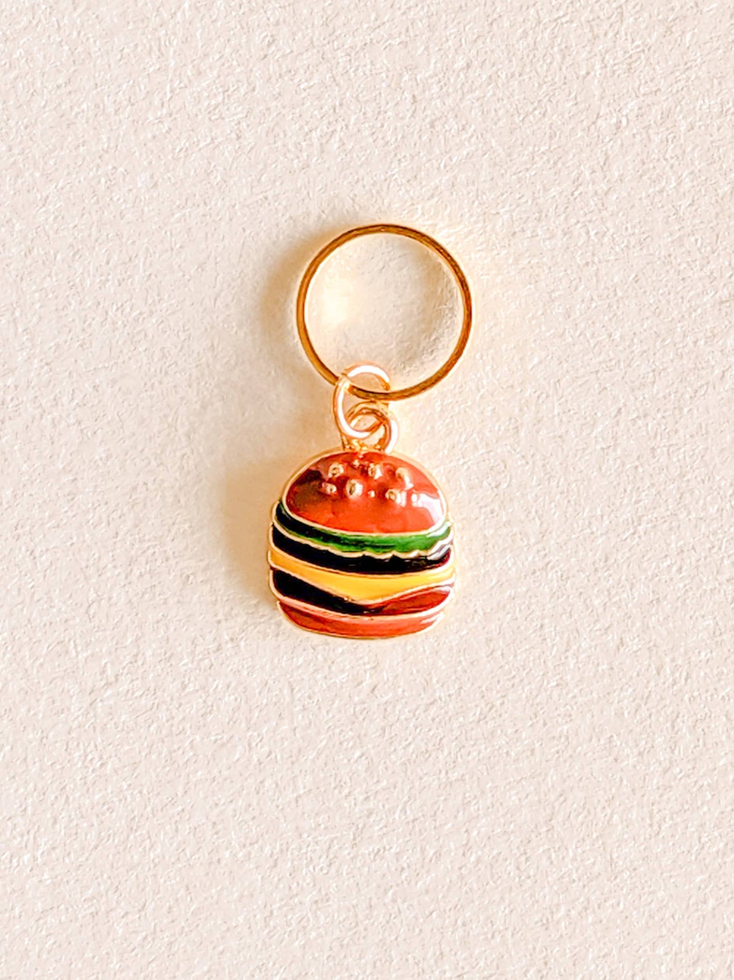 Kuvassa on Hello Kim Junk Food #1 -pikaruoka -silmukkamerkkisetti (stitch marker).