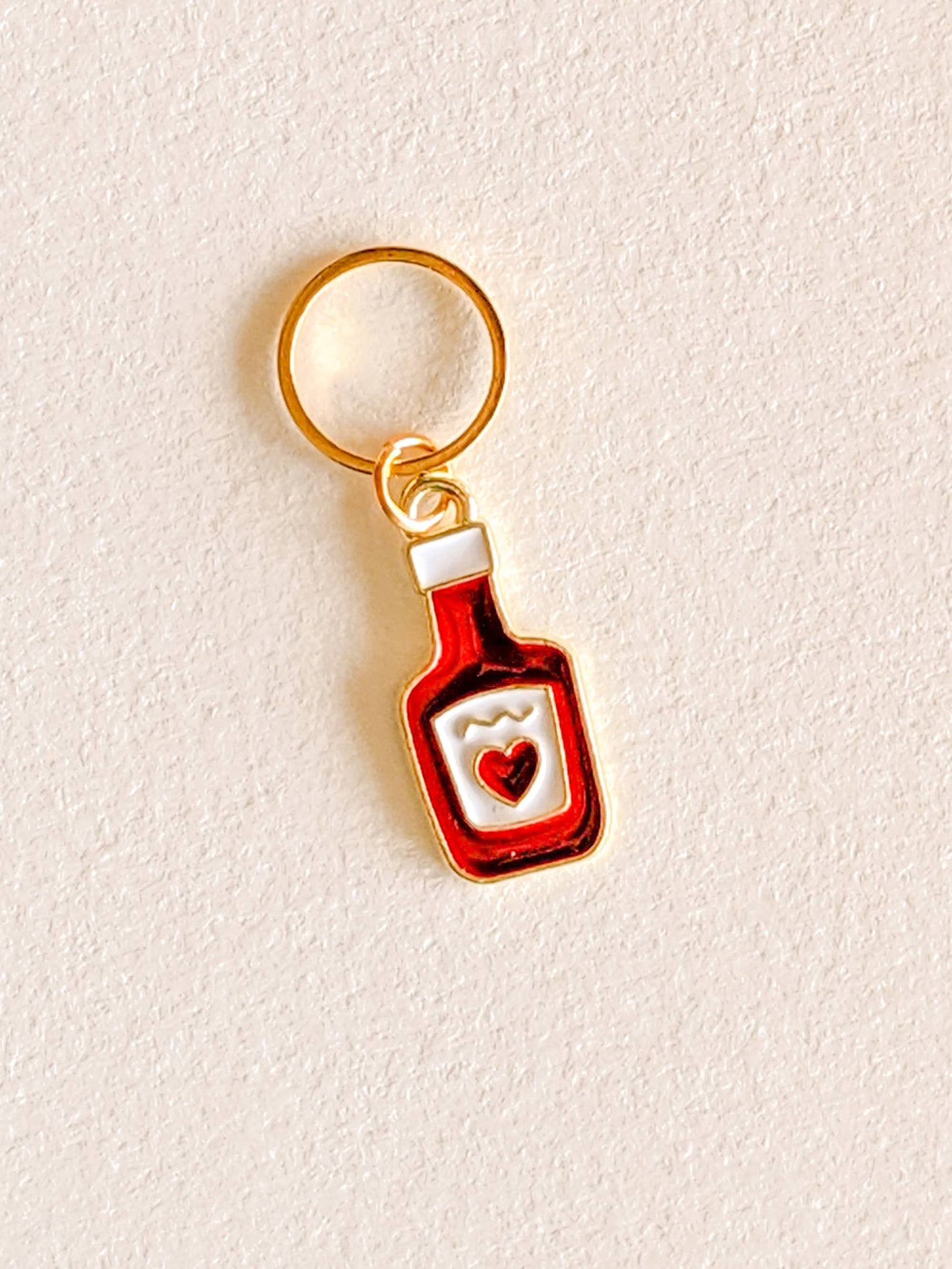 Kuvassa on Hello Kim Junk Food #1 -pikaruoka -silmukkamerkkisetti (stitch marker).