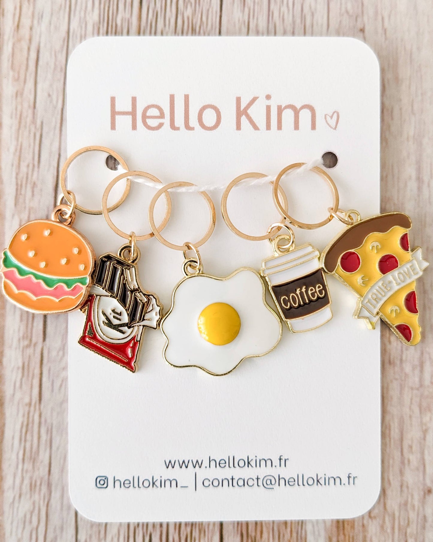 Kuvassa on Hello Kim Junk Food #2 -pikaruoka -silmukkamerkkisetti (stitch marker).