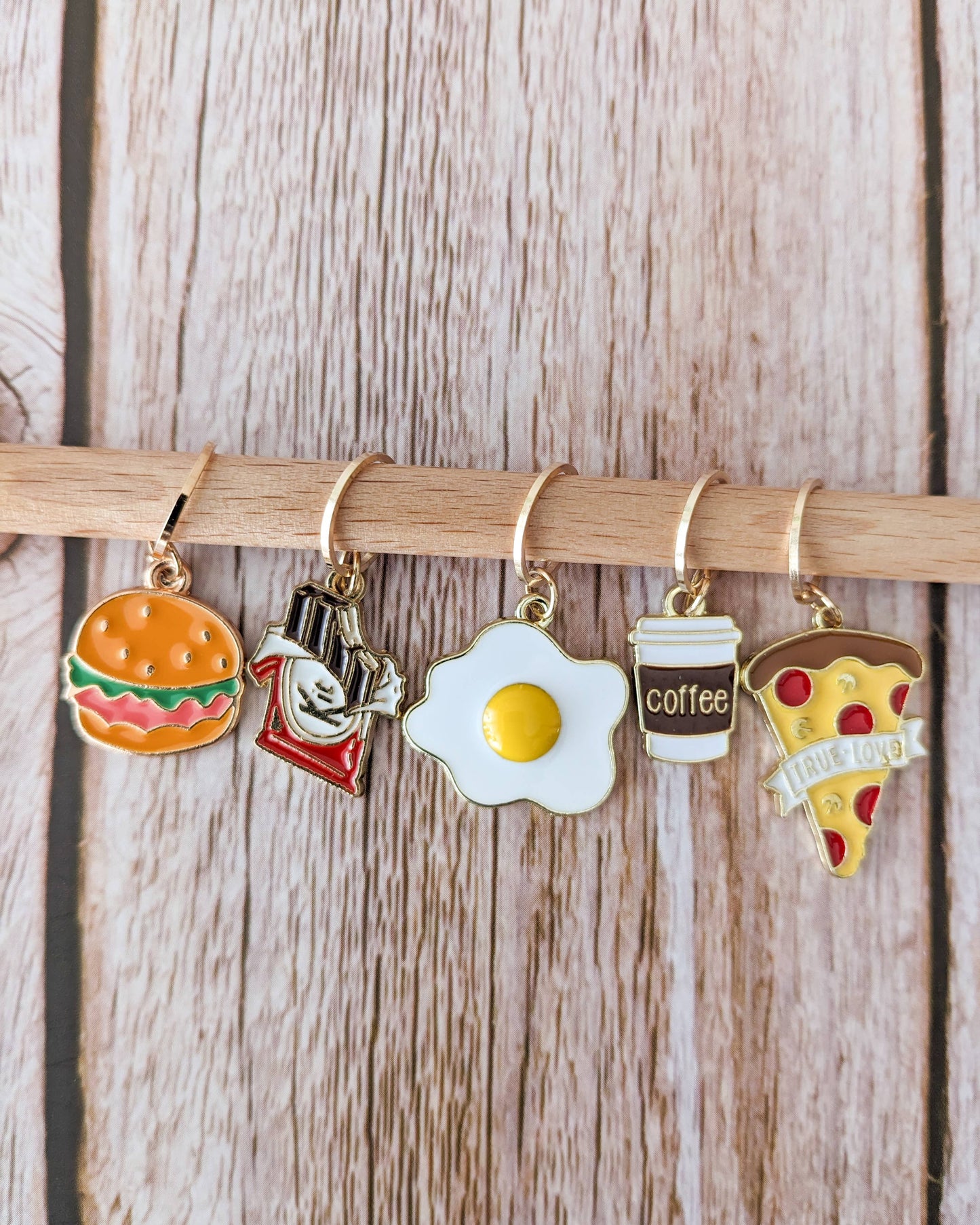 Kuvassa on Hello Kim Junk Food #2-pikaruoka -silmukkamerkkisetti (stitch marker).