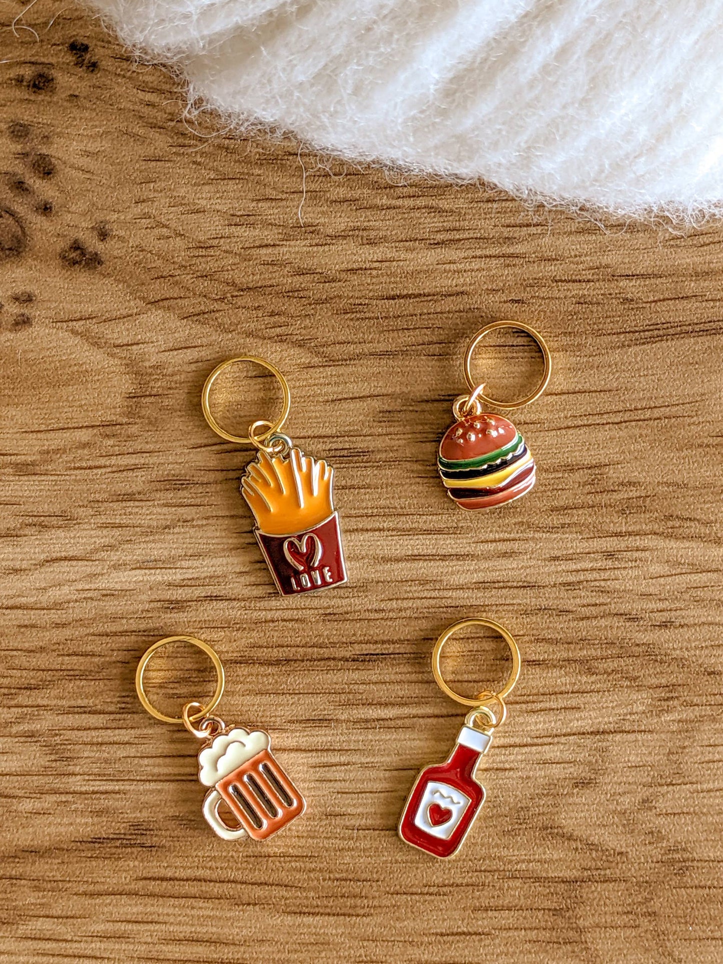 Kuvassa on Hello Kim Junk Food #1 -pikaruoka -silmukkamerkkisetti (stitch marker).