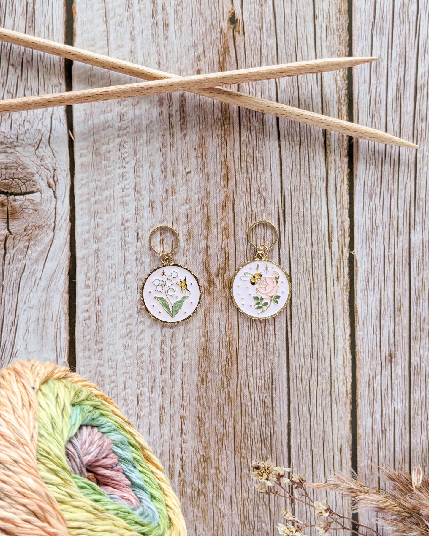 Kuvassa on Hello Kim Spring (kevät) -silmukkamerkkisetti (stitch marker).