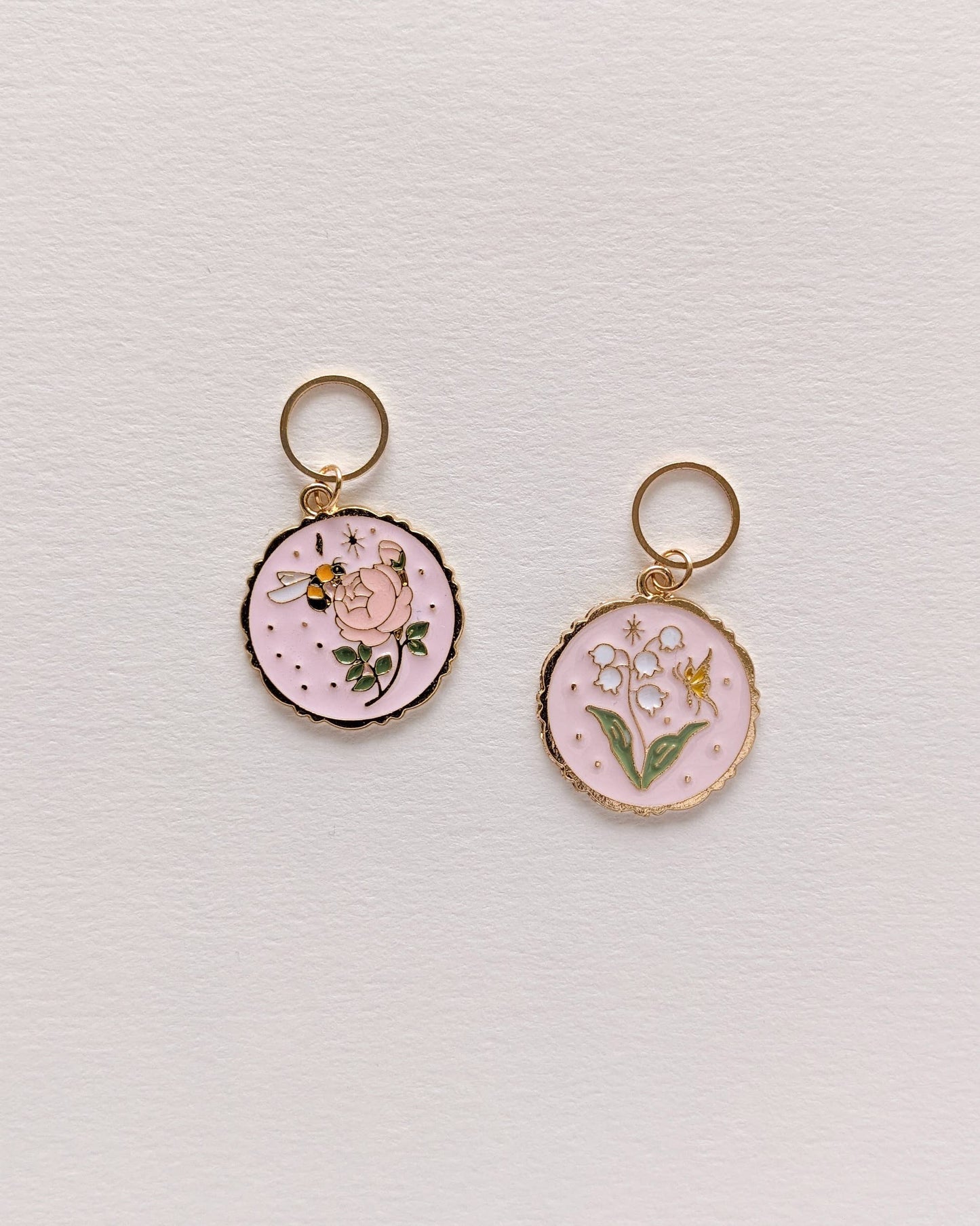 Kuvassa on Hello Kim Spring (kevät) -silmukkamerkkisetti (stitch marker).