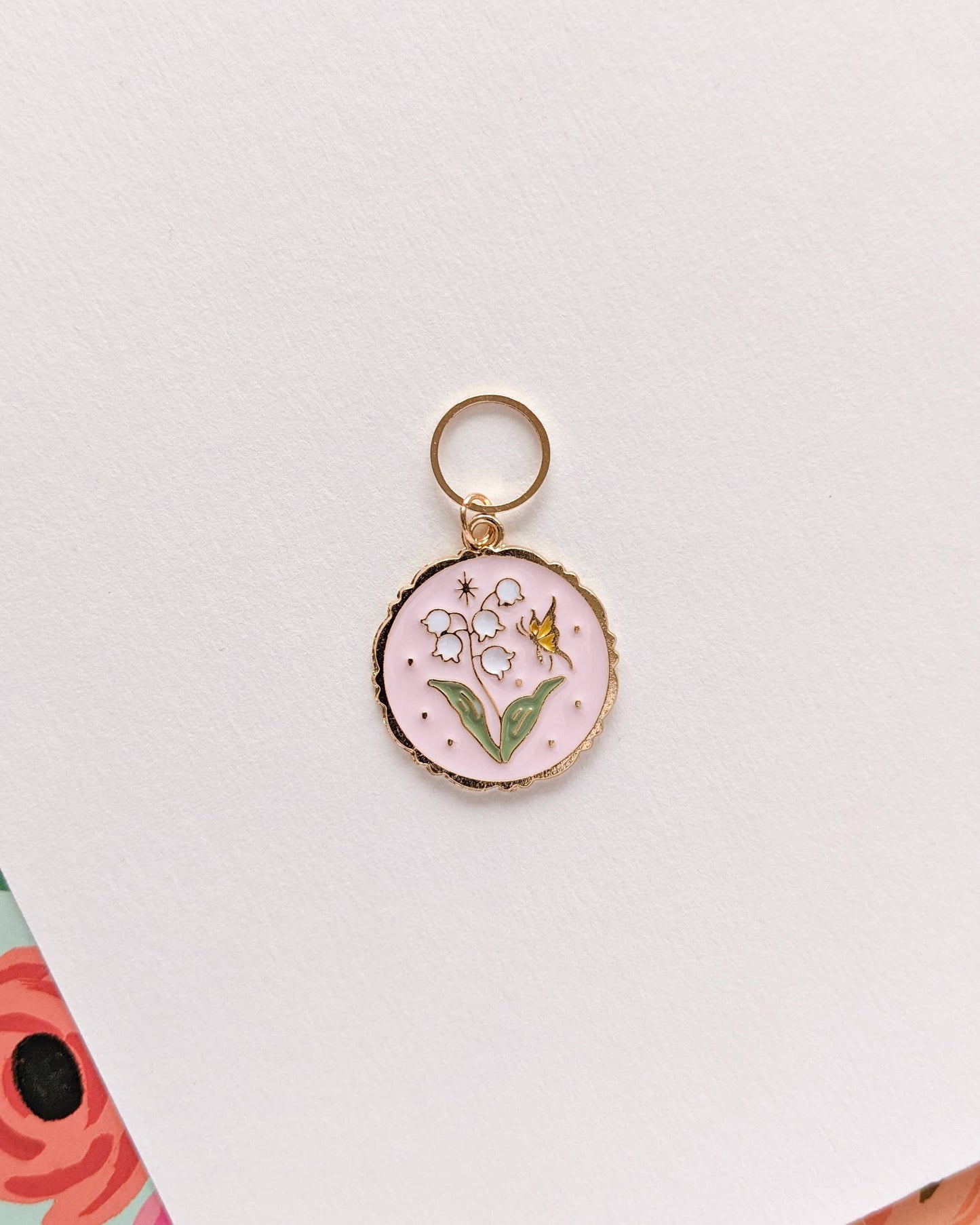 Kuvassa on Hello Kim Spring (kevät) -silmukkamerkkisetti (stitch marker).