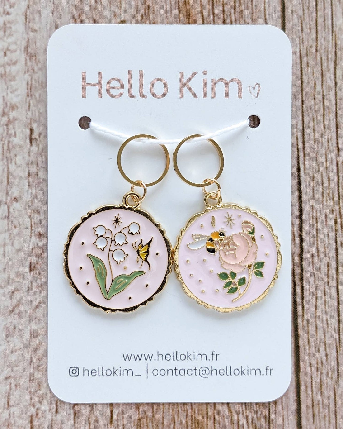 Kuvassa on Hello Kim Spring (kevät) -silmukkamerkkisetti (stitch marker).
