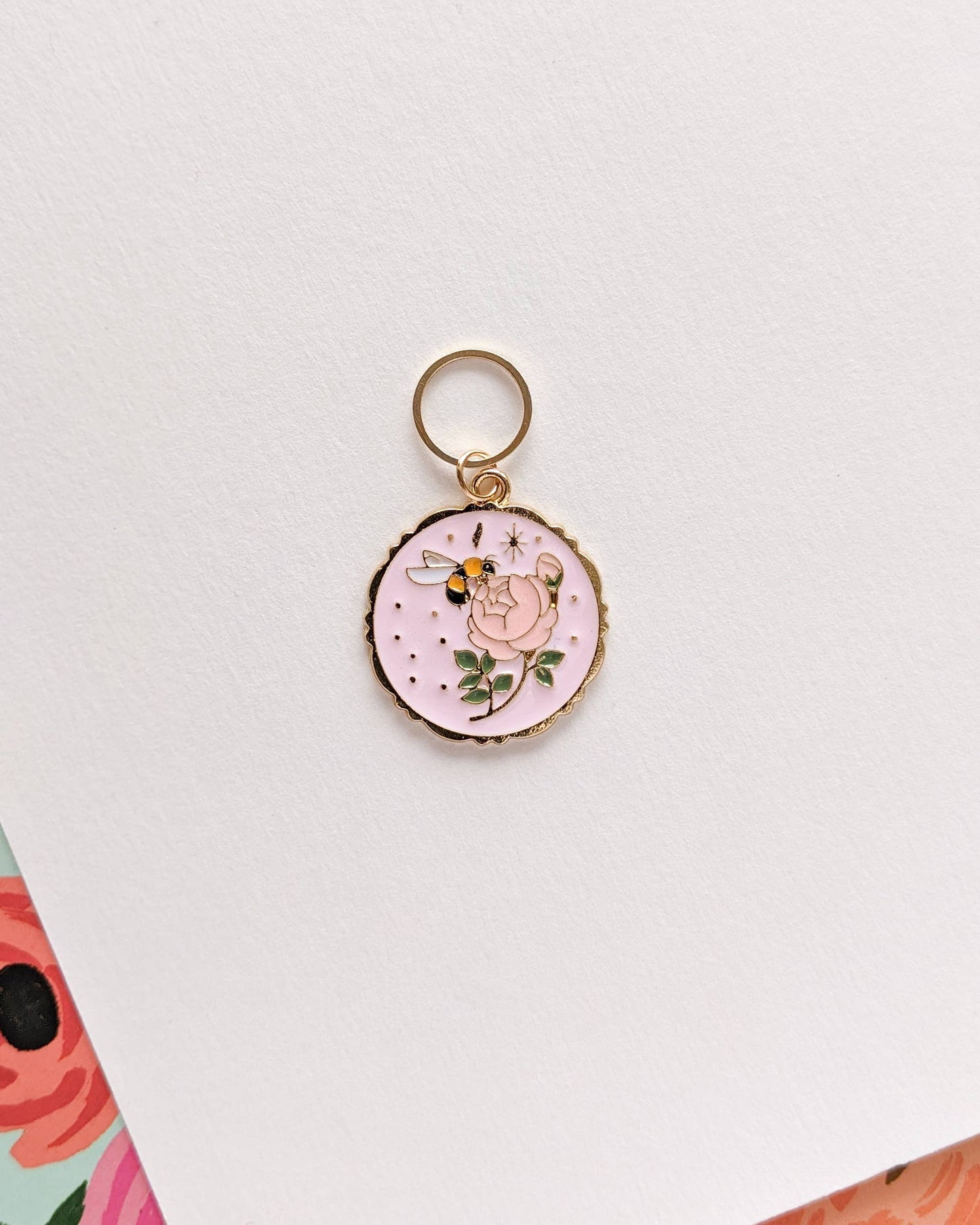 Kuvassa on Hello Kim Spring (kevät) -silmukkamerkkisetti (stitch marker).