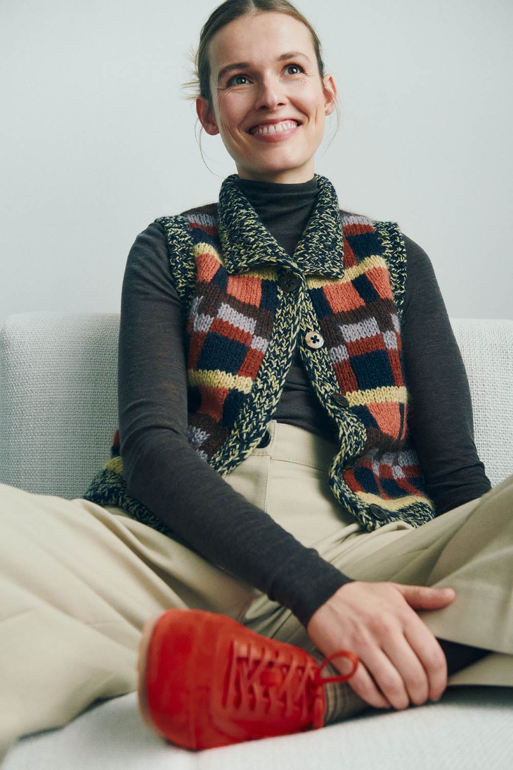 Kuvassa on Isager Anne Vest -neuleliivi ja ohje siihen (pattern).