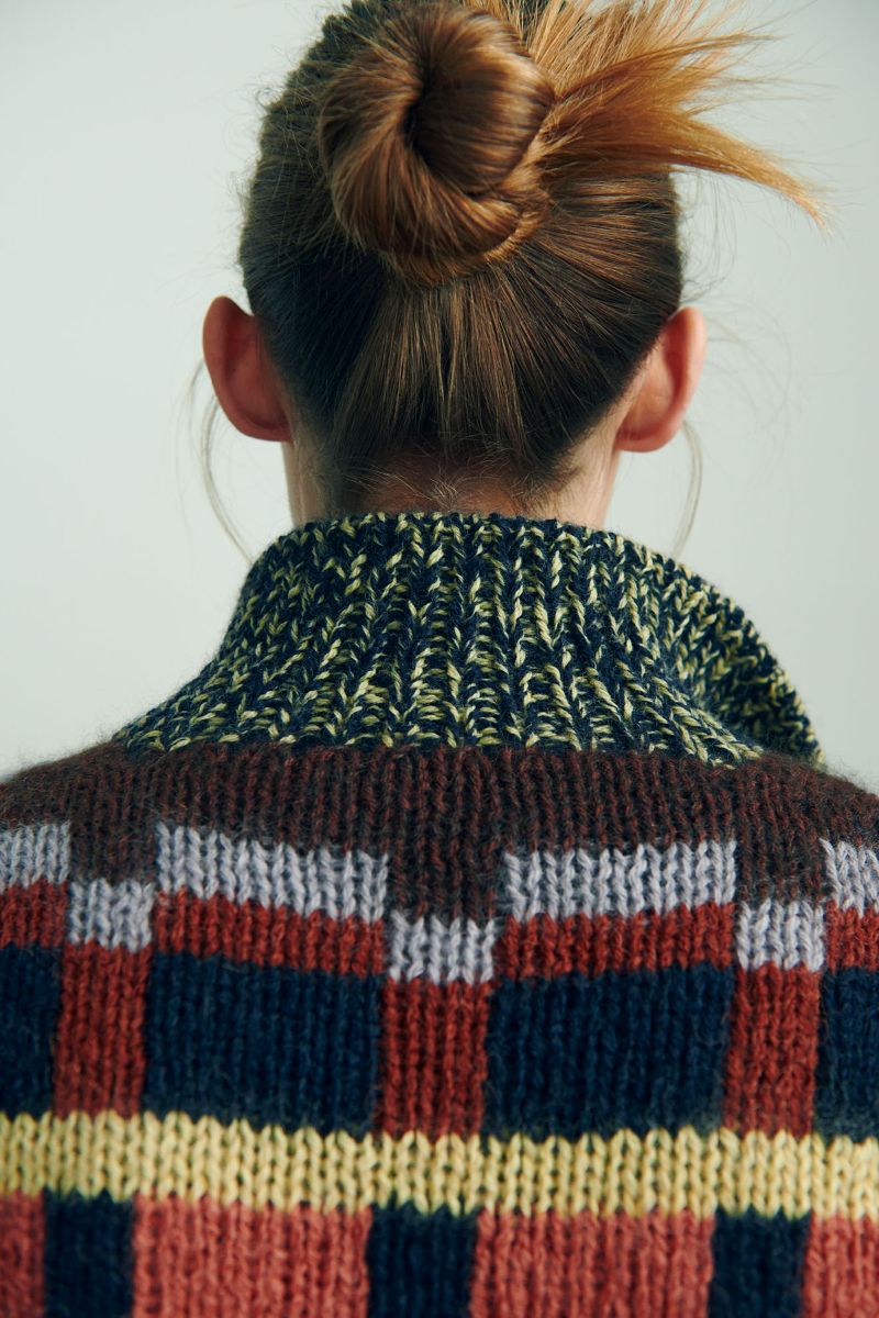 Kuvassa on Isager Anne Vest -neuleliivi ja ohje siihen (pattern).