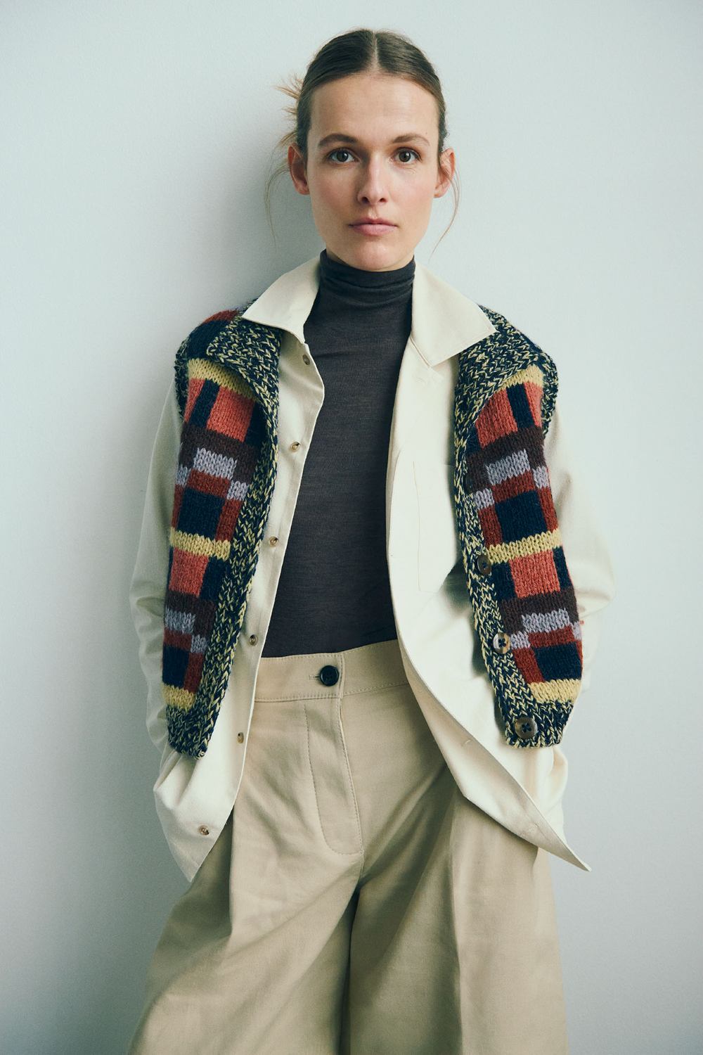 Kuvassa on Isager Anne Vest -neuleliivi ja ohje siihen (pattern).