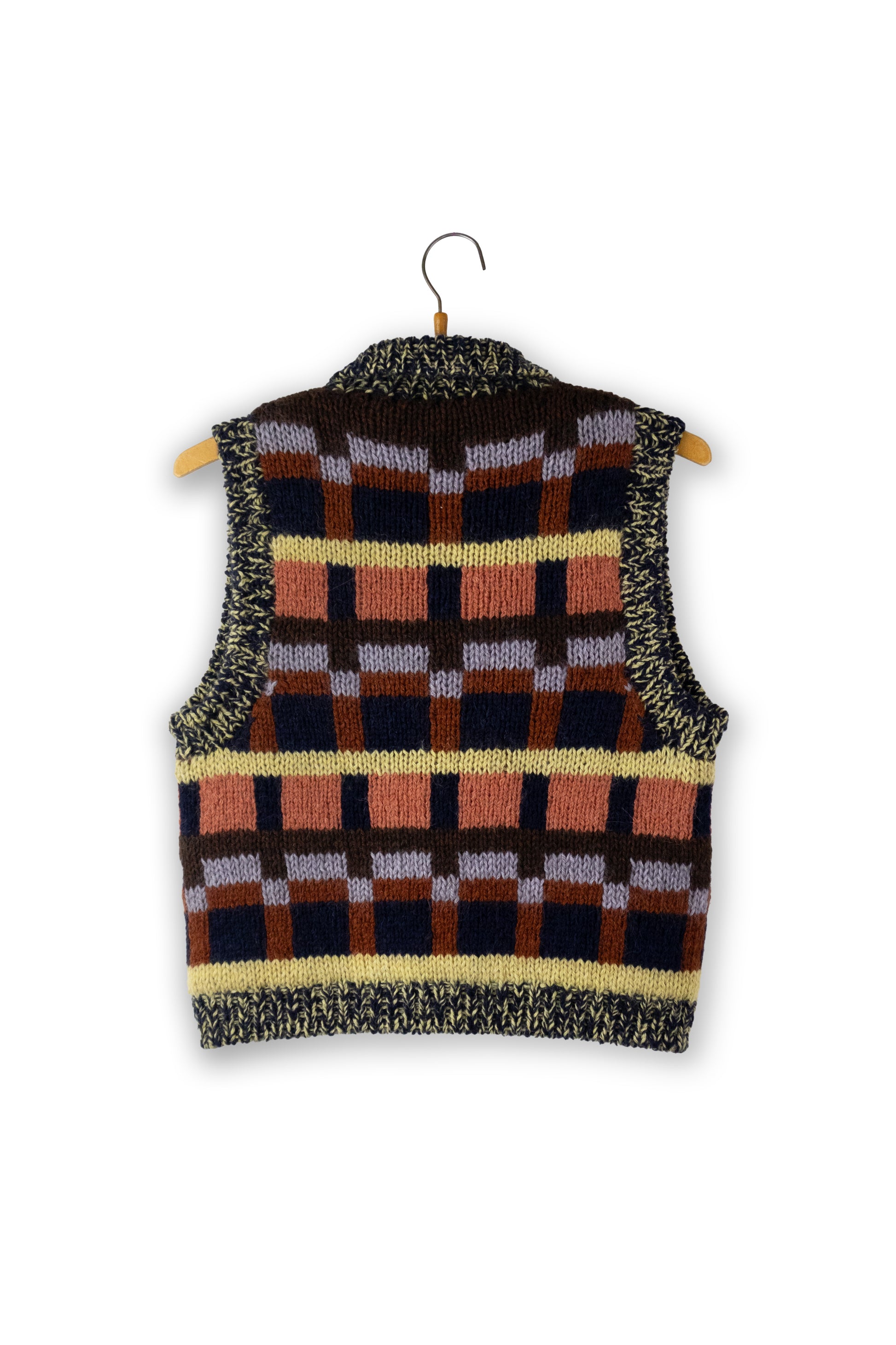 Kuvassa on Isager Anne Vest -neuleliivi ja ohje siihen (pattern).