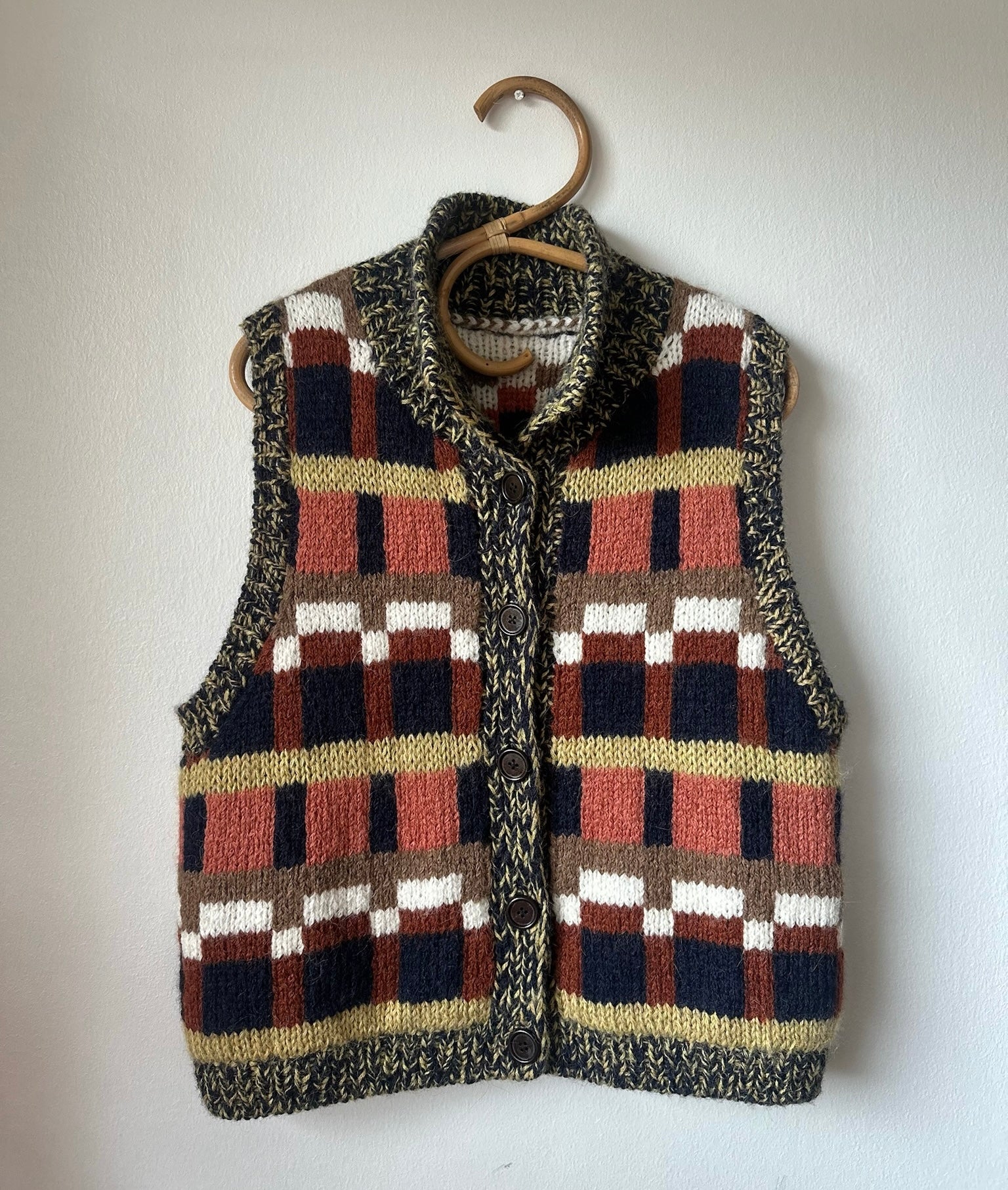 Kuvassa on Isager Anne Vest -neuleliivi ja ohje siihen (pattern).