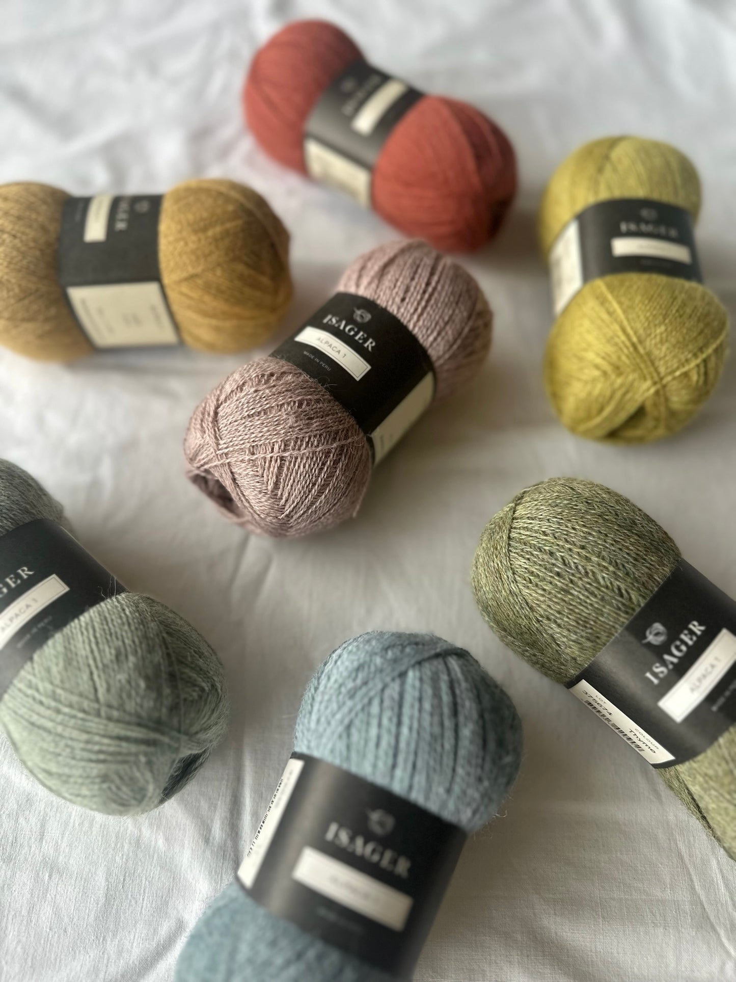 Kuvassa on Isager Alpaca 1 -lankoja (yarn).
