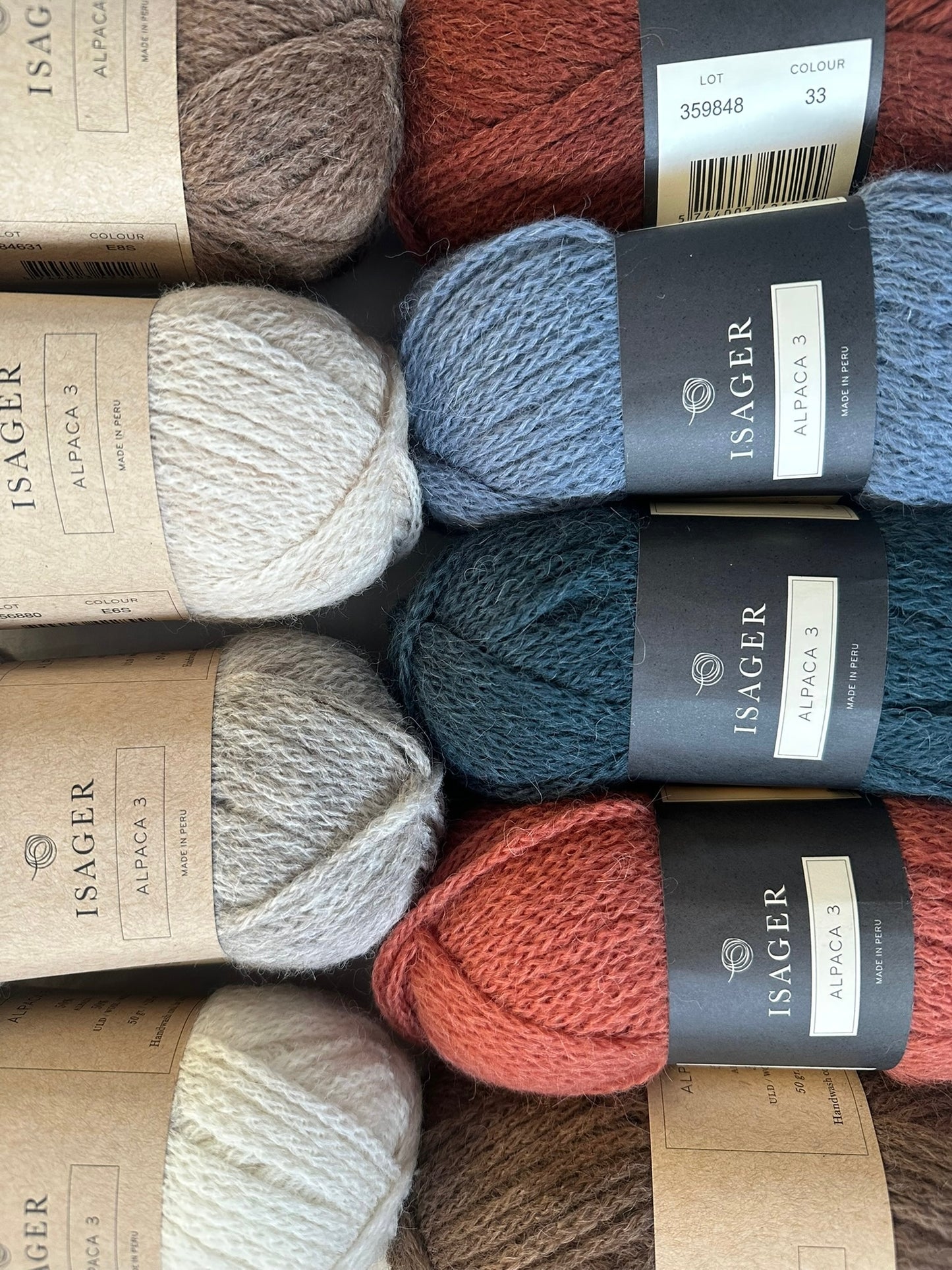 Kuvassa on Isager Alpaca 3 -lankoja (yarn).