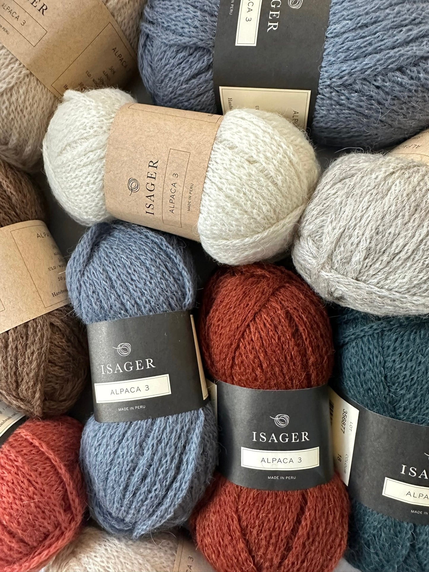 Kuvassa on Isager Alpaca 3 -lankoja eri väreissä (yarn).