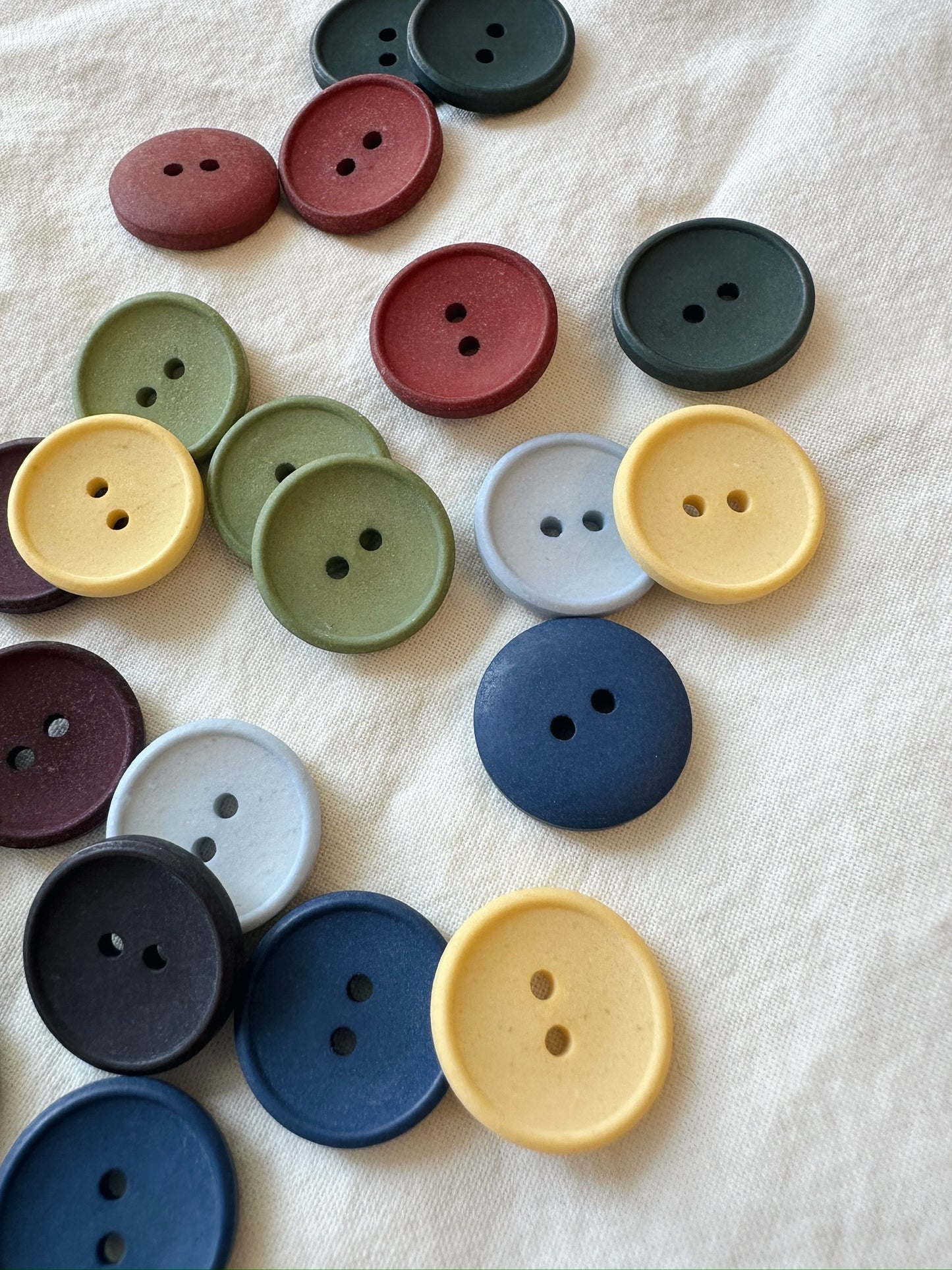 Kuvassa on Isagerin nappeja (cotton buttons). joiden halkaisija on 20 mm.