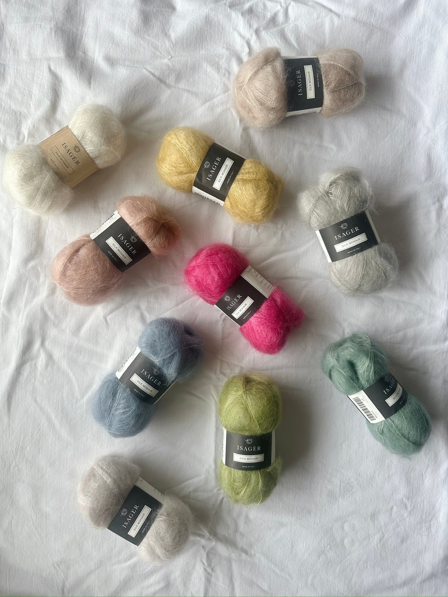 Kuvassa on Isager Silk Mohair -lankoja.