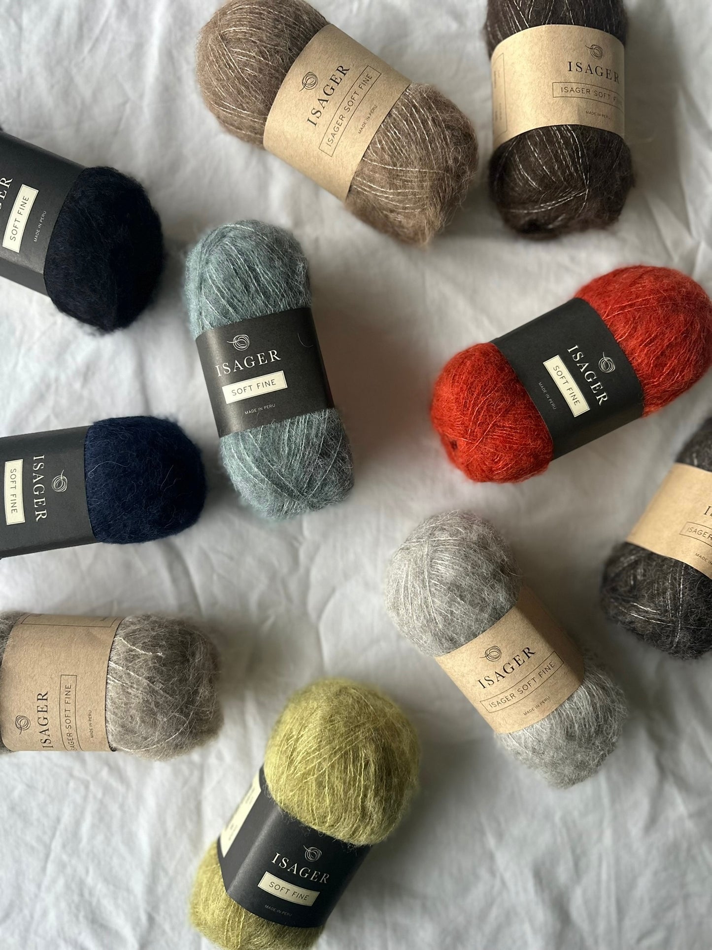 Kuvassa on Isager Soft Fine lankoja (yarn).