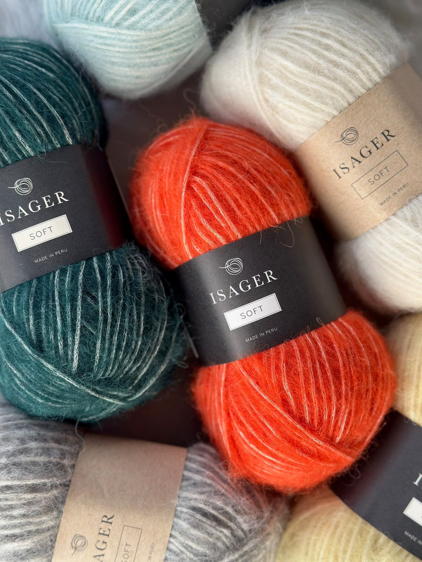 Kuvassa on Isager Soft -lankoja vierekkäin.