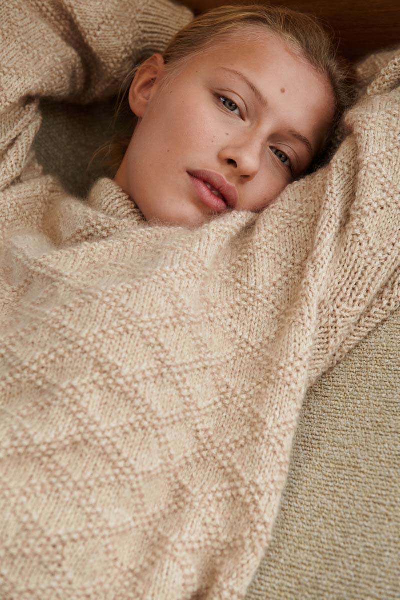 Kuvassa on Isager Texture Sweater -neuleohje (pattern).