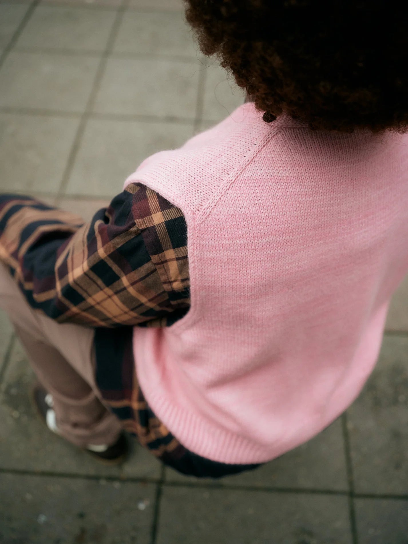 Kuvassa on Jenny Ansahin kirjoittama Itä Helsinki neuleina – 15 rentoa ohjetta -kirjan neuleita.